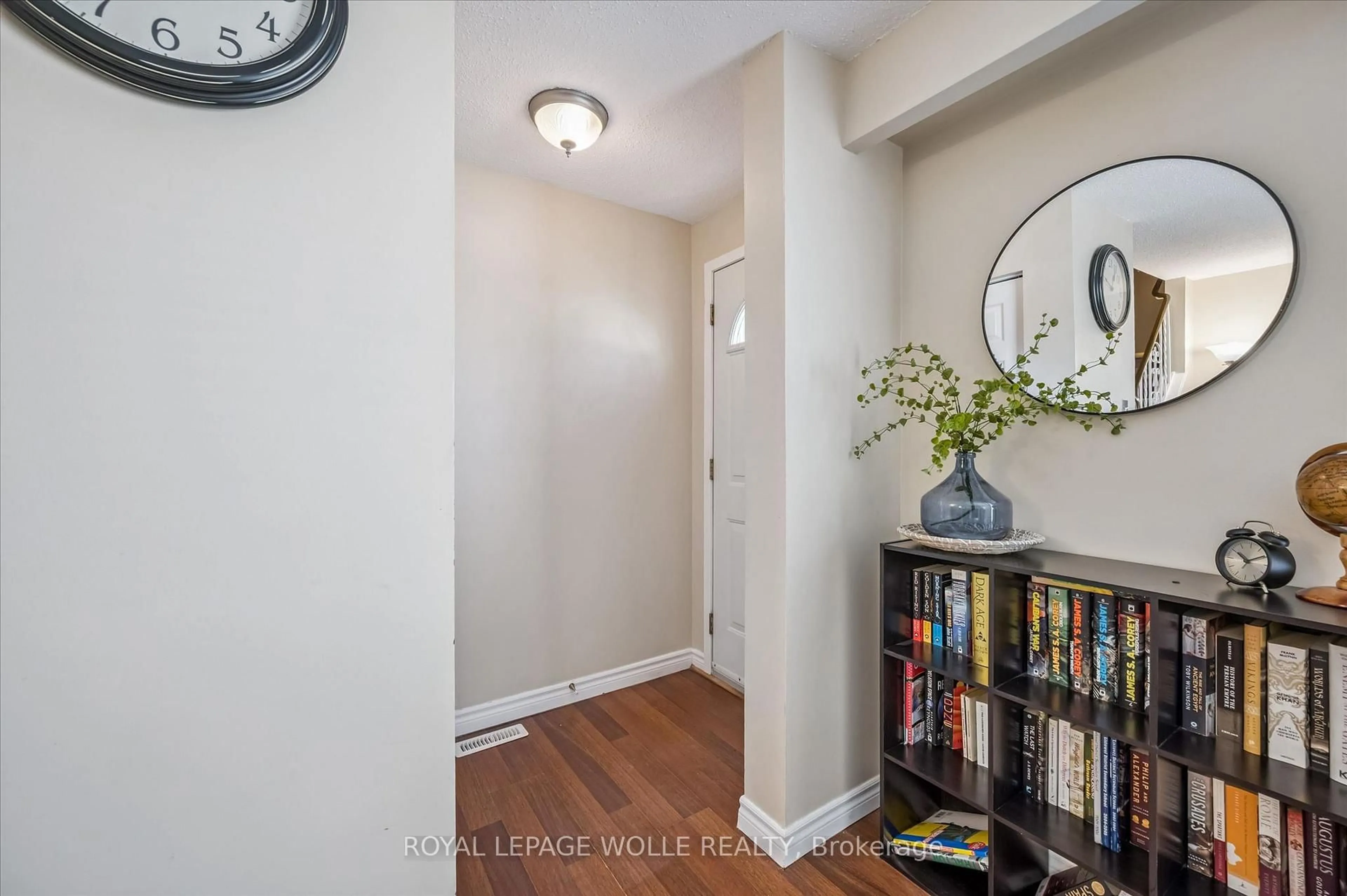 Indoor entryway for 165 Green Valley Dr #14, Kitchener Ontario N2P 1K3
