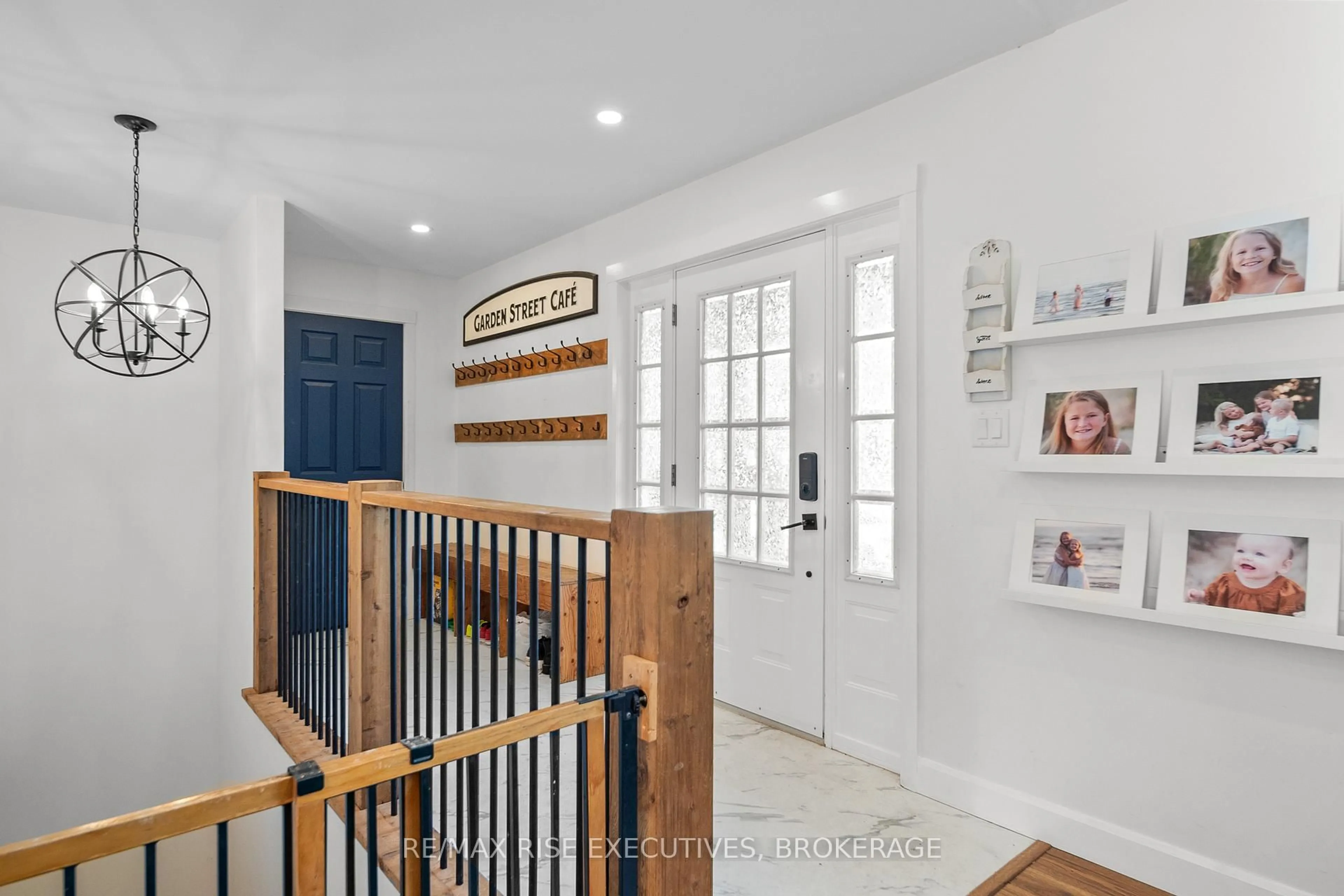 Indoor entryway for 4251 Florida Rd, Harrowsmith Ontario K0H 1V0