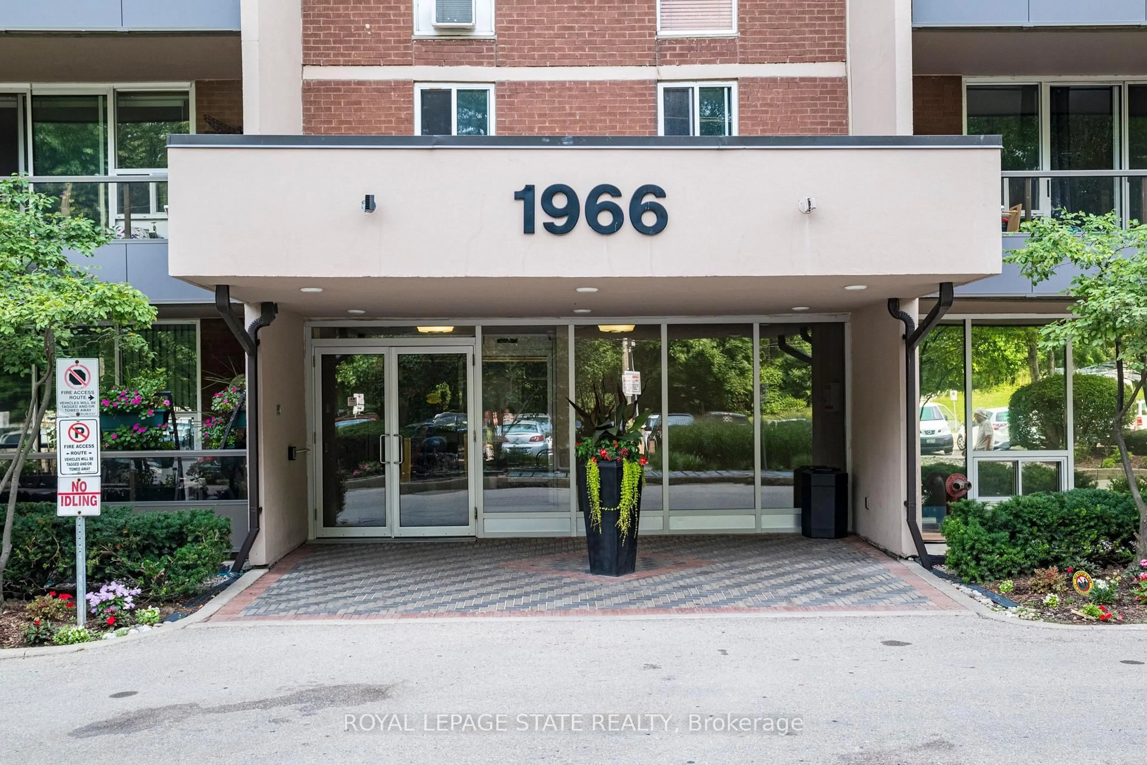 Indoor foyer for 1966 Main St #1102, Hamilton Ontario L8S 1J6