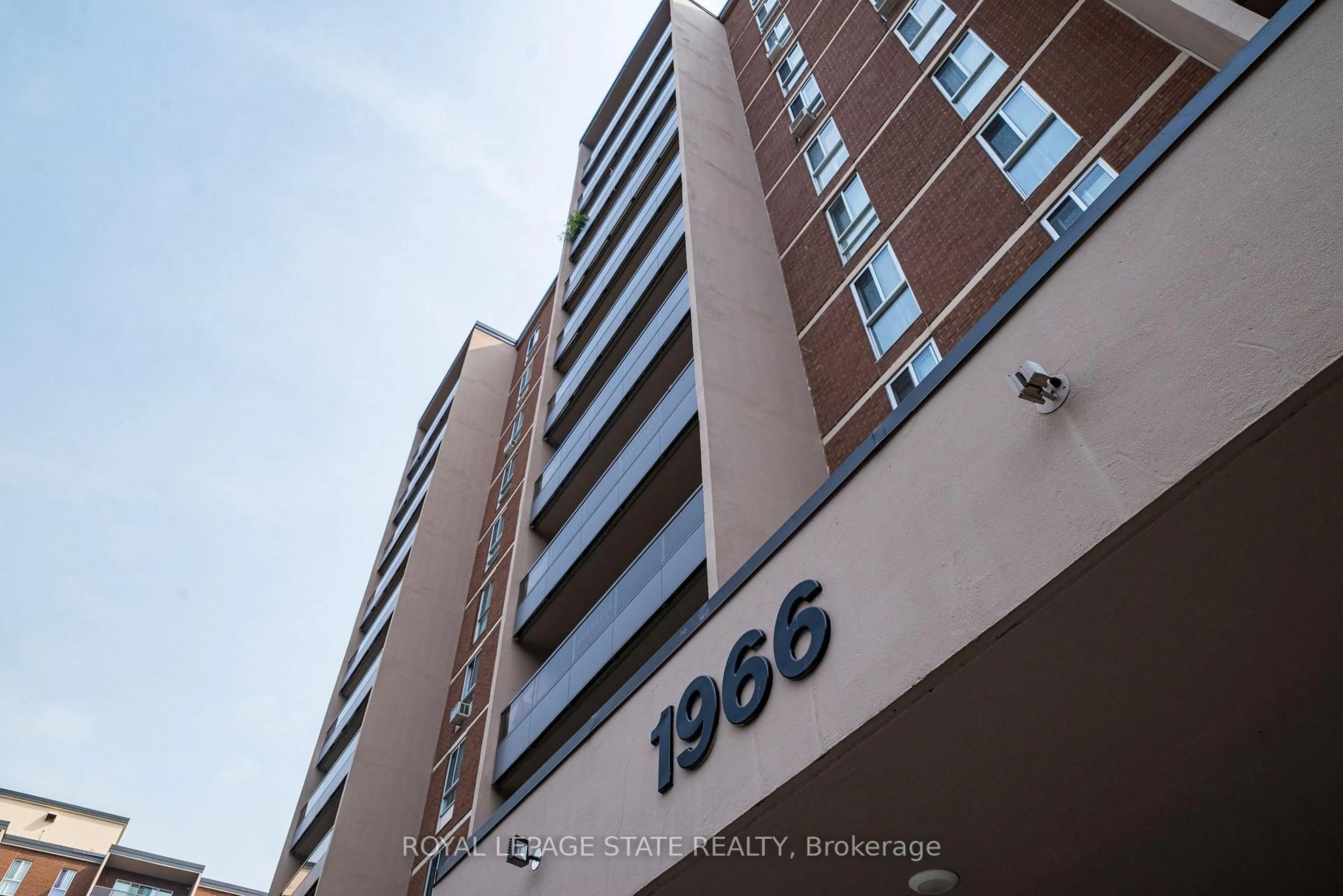 Indoor foyer for 1966 Main St #1102, Hamilton Ontario L8S 1J6