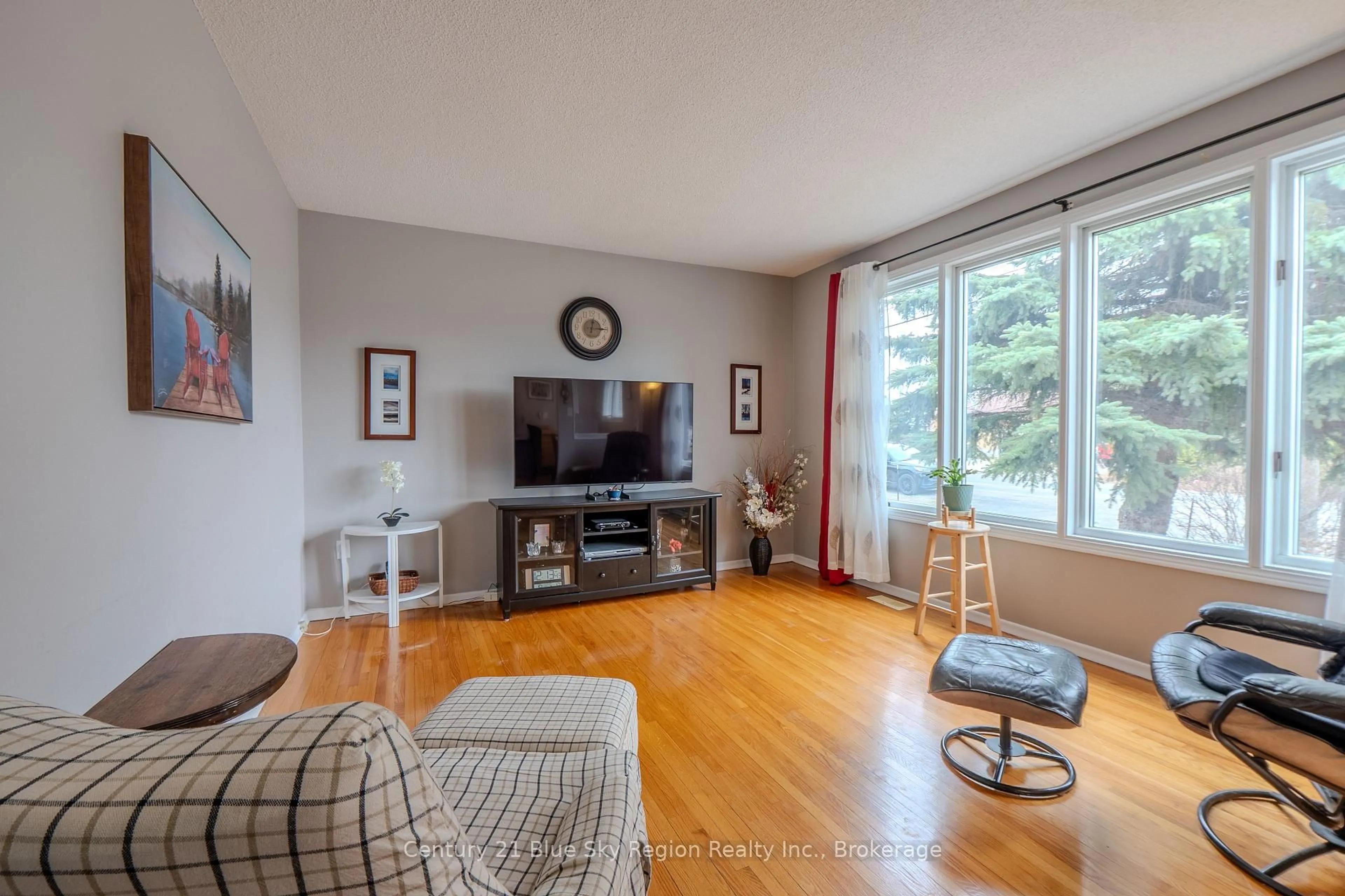 Living room with furniture, unknown for 755 Danforth Ave, Sudbury Remote Area Ontario P3A 3Y7