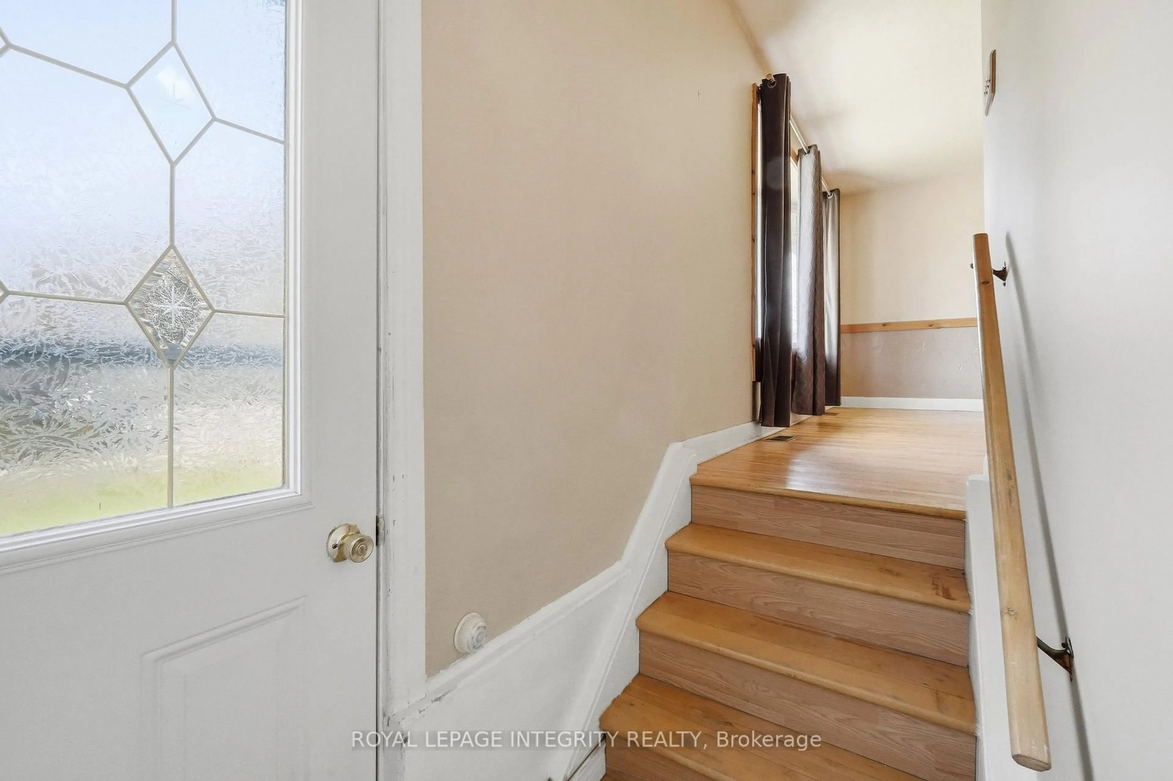 Indoor entryway for 754 Cummings Ave, Ottawa Ontario K1K 2L1