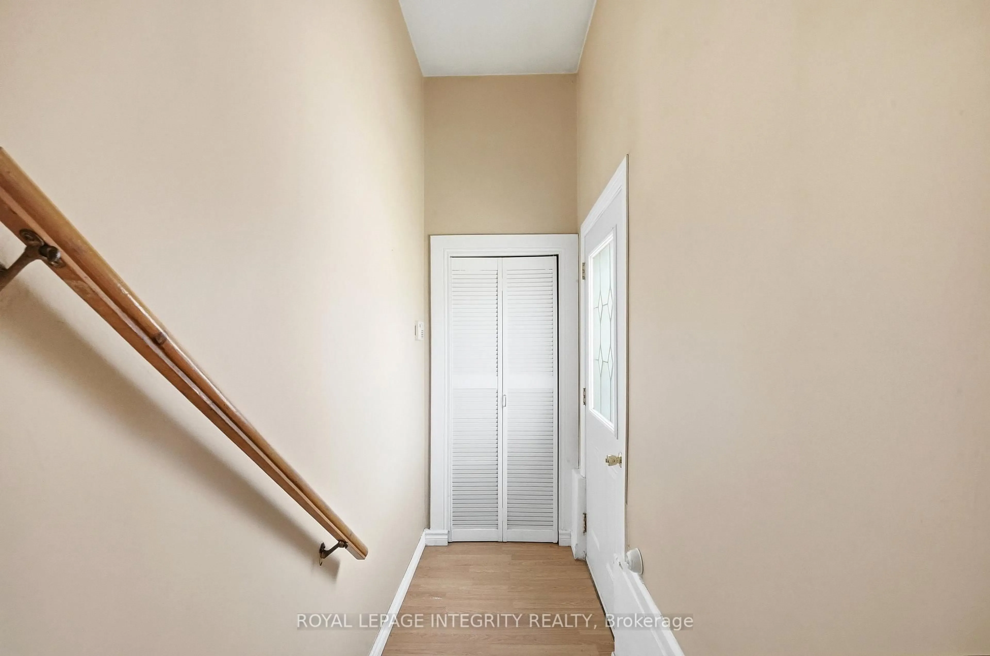 Indoor entryway for 754 Cummings Ave, Ottawa Ontario K1K 2L1