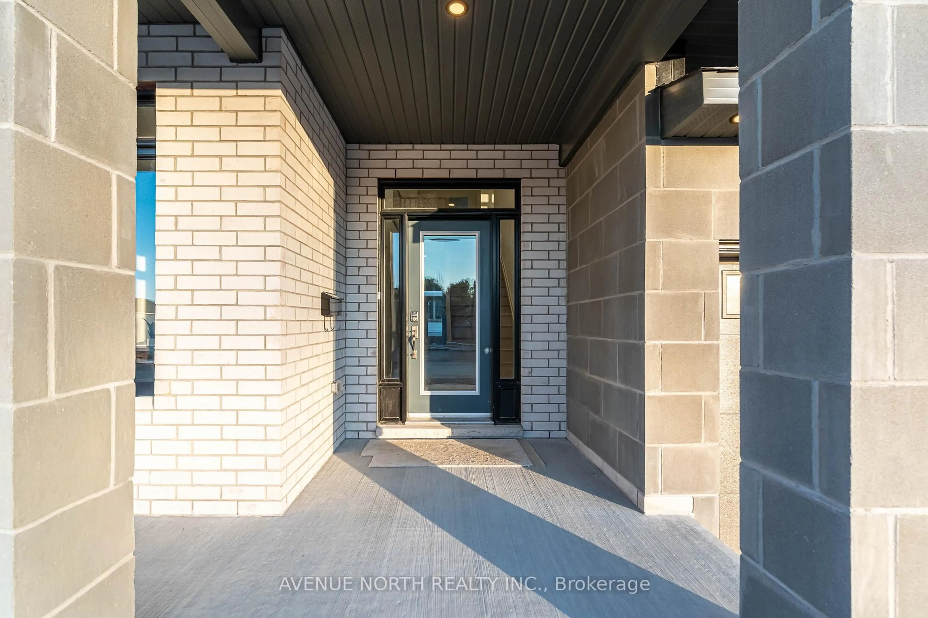 Indoor entryway for 1729 Rotterdam Circ, Ottawa Ontario K2W 1A5