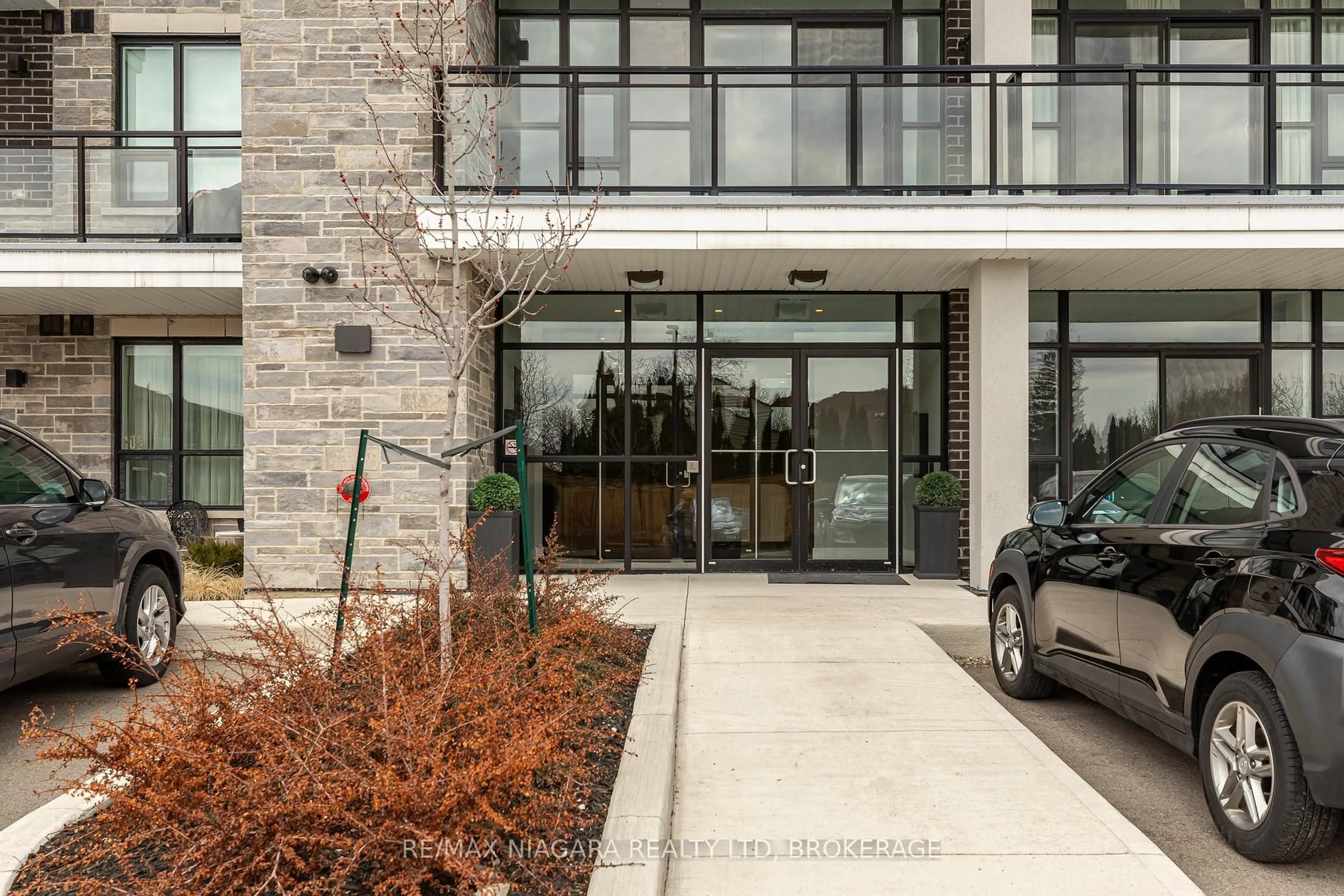 Indoor foyer for 120 Springvalley Cres #208, Hamilton Ontario L9C 0G2
