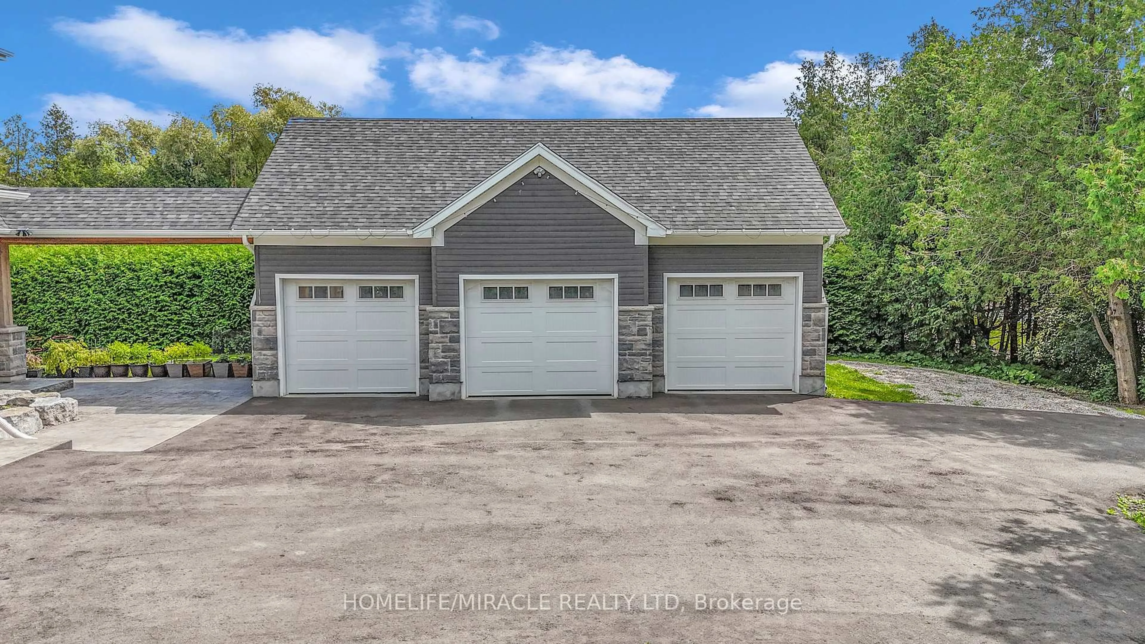 Indoor garage for 4427 Concession 7, Puslinch Ontario N3C 2V4