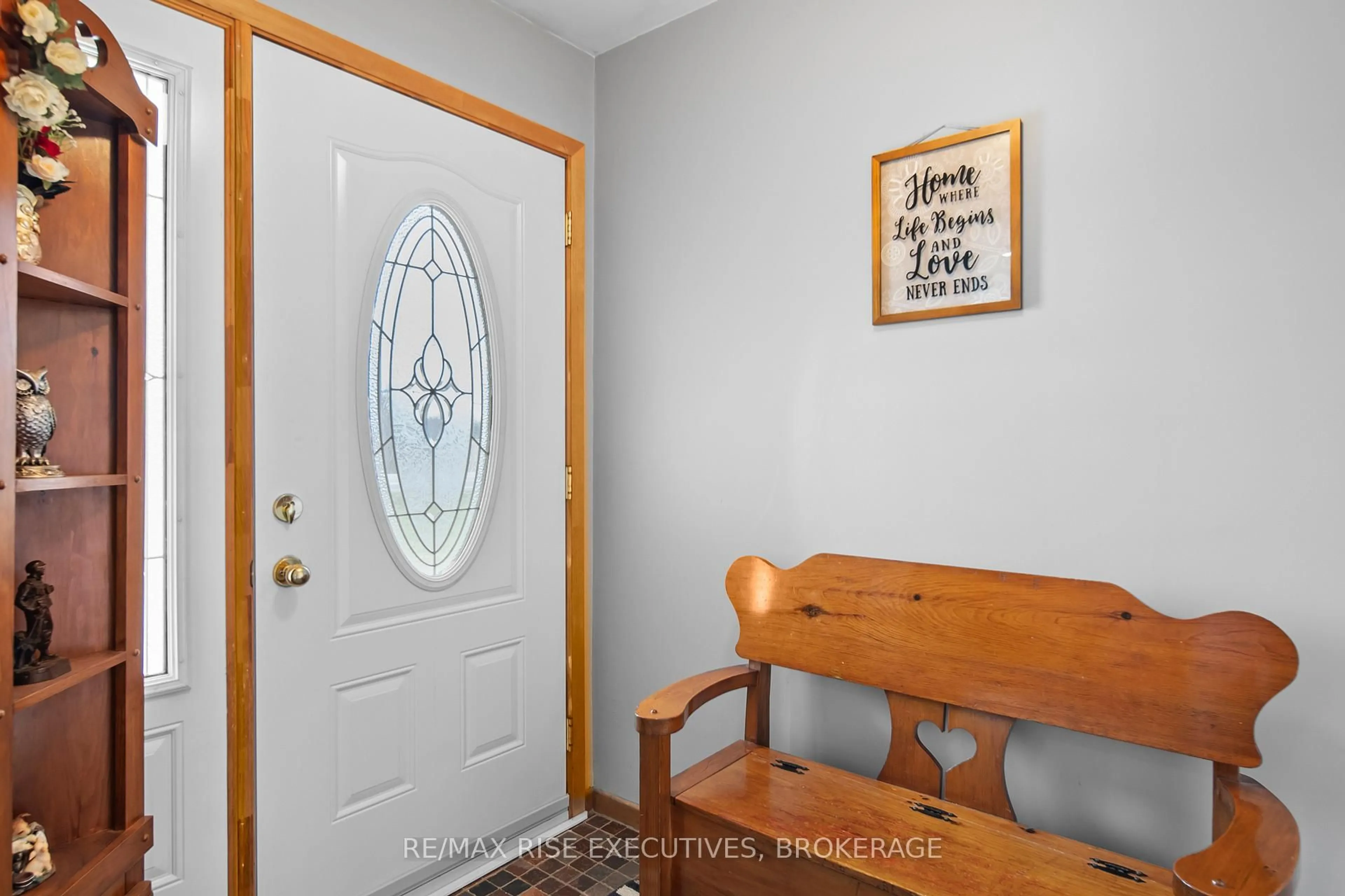 Indoor entryway for 6583 HIGHWAY 15, Seeley's Bay Ontario K0H 2N0