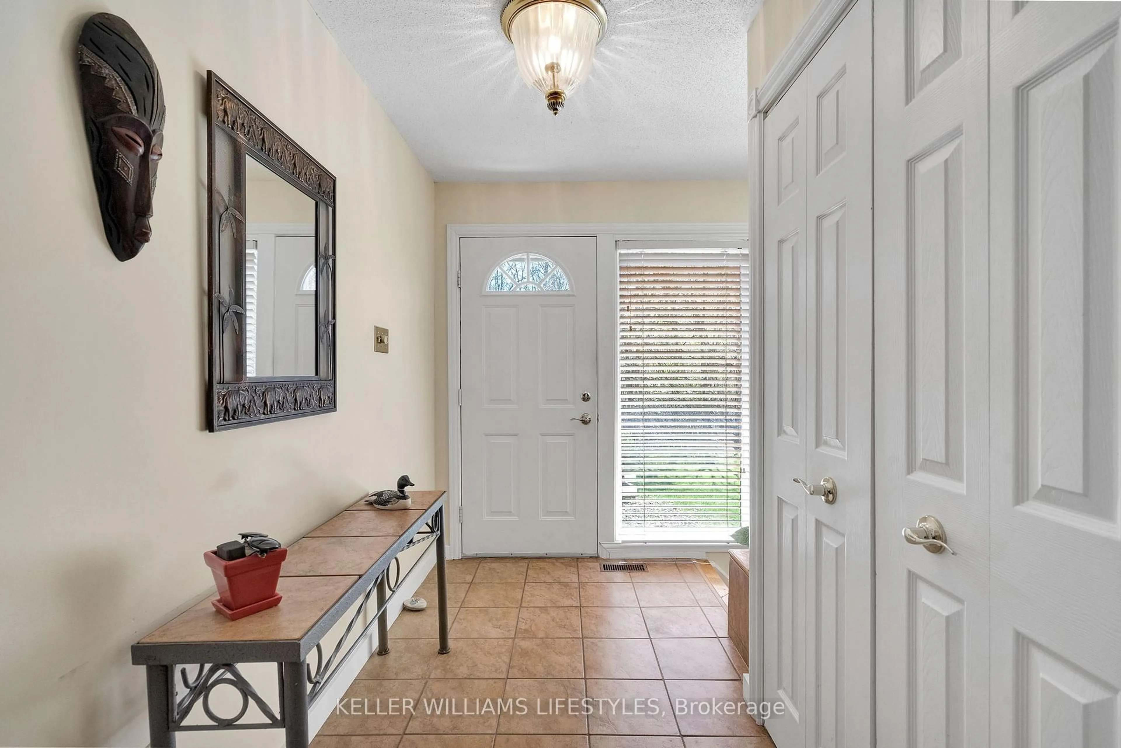 Indoor entryway for 695 Woodcrest Blvd, London South Ontario N6K 1P8