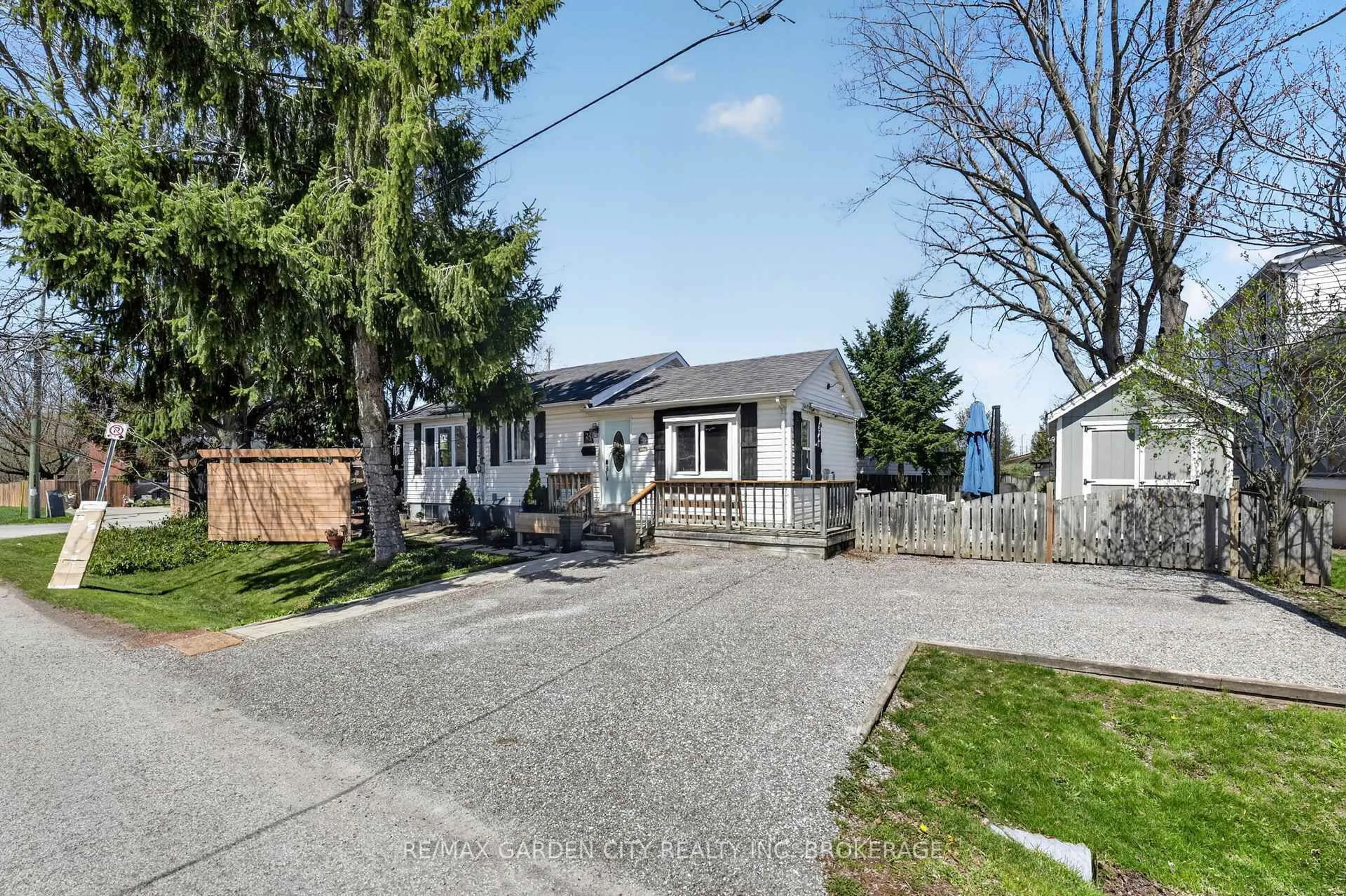 A pic from outside/outdoor area/front of a property/back of a property/a pic from drone, street for 24 Bogart St, St. Catharines Ontario L2M 1E6