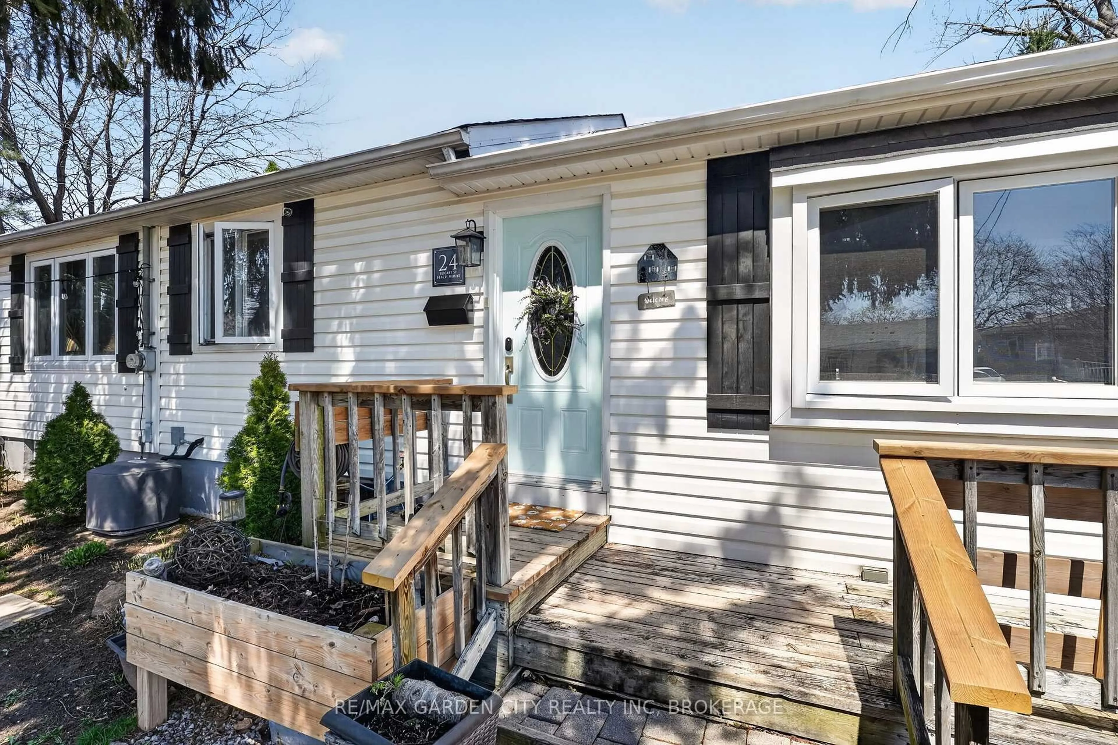 Home with vinyl exterior material, street for 24 Bogart St, St. Catharines Ontario L2M 1E6