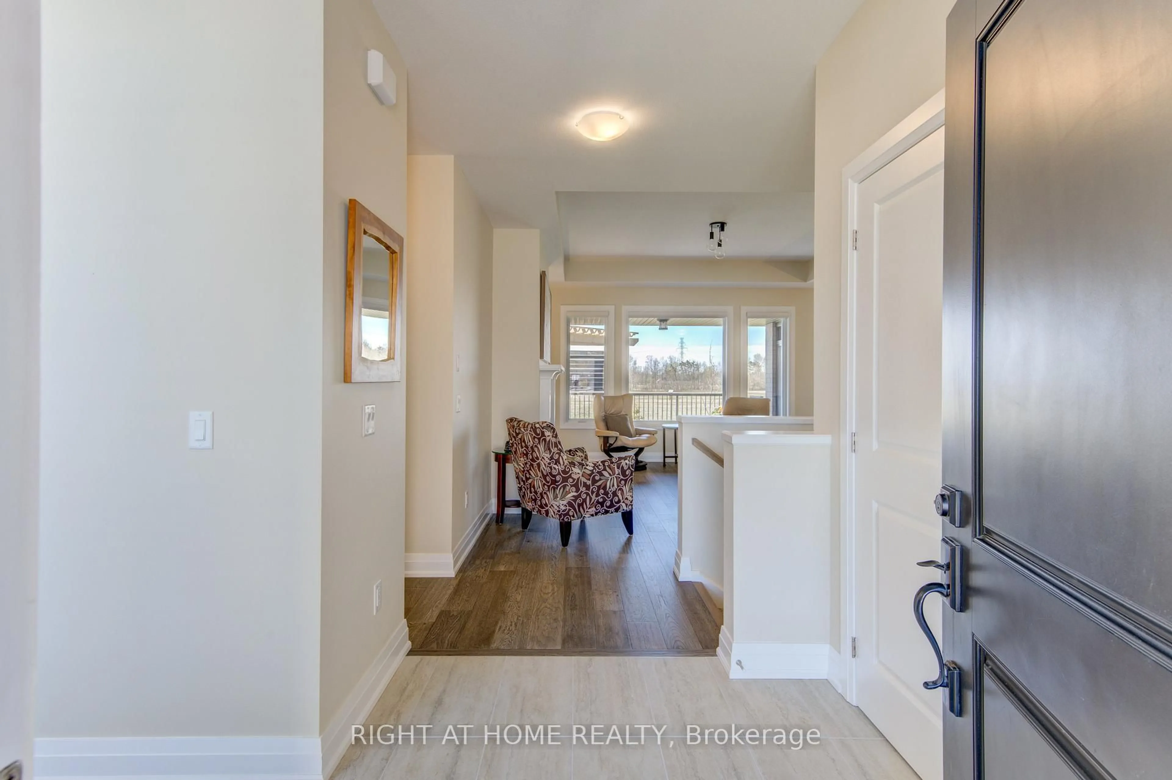 Indoor entryway for 2043 LOCKWOOD Cres, Strathroy-Caradoc Ontario N0L 1W0