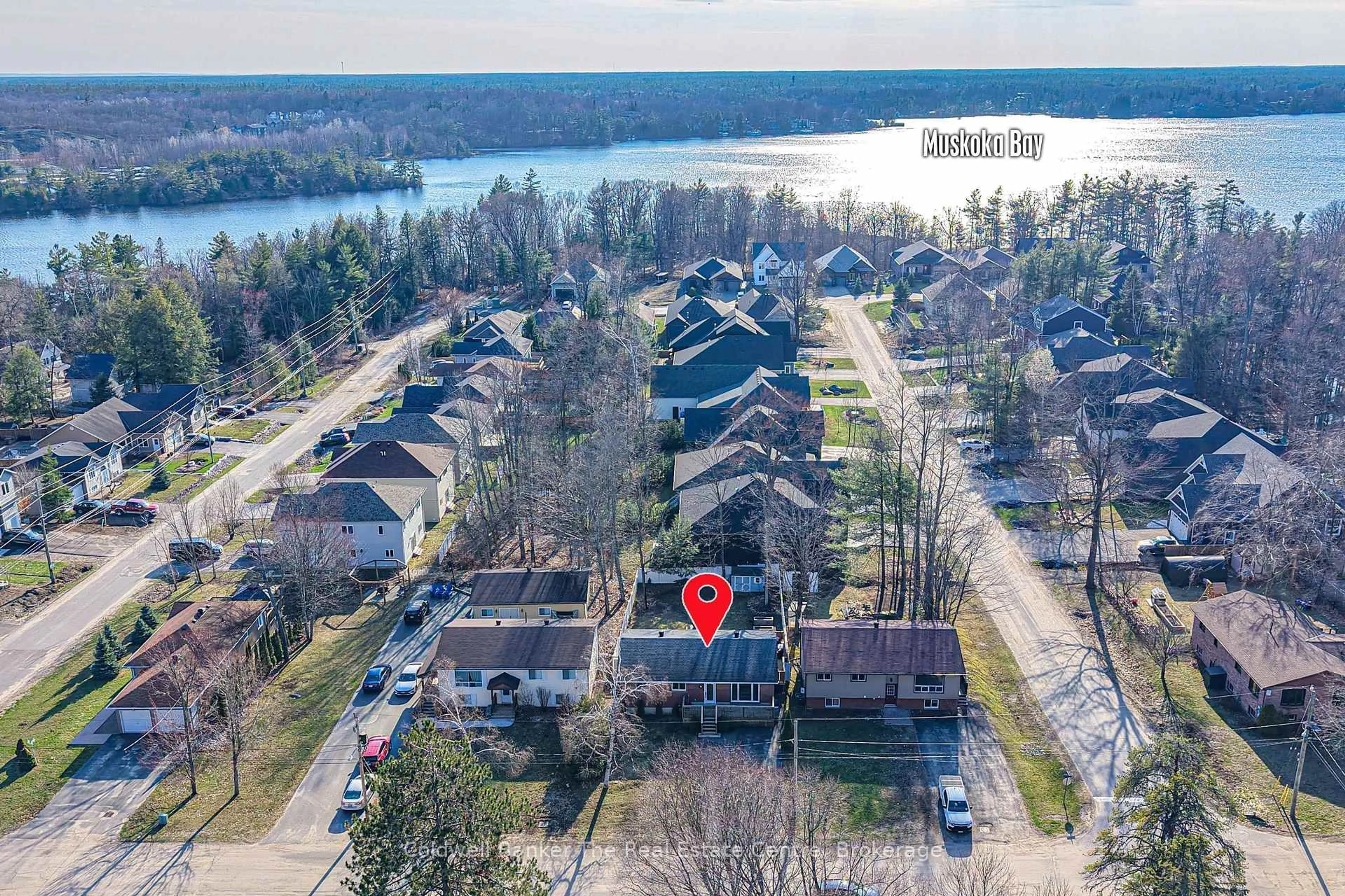A pic from outside/outdoor area/front of a property/back of a property/a pic from drone, water/lake/river/ocean view for 355 Louise St, Gravenhurst Ontario P1P 1E1