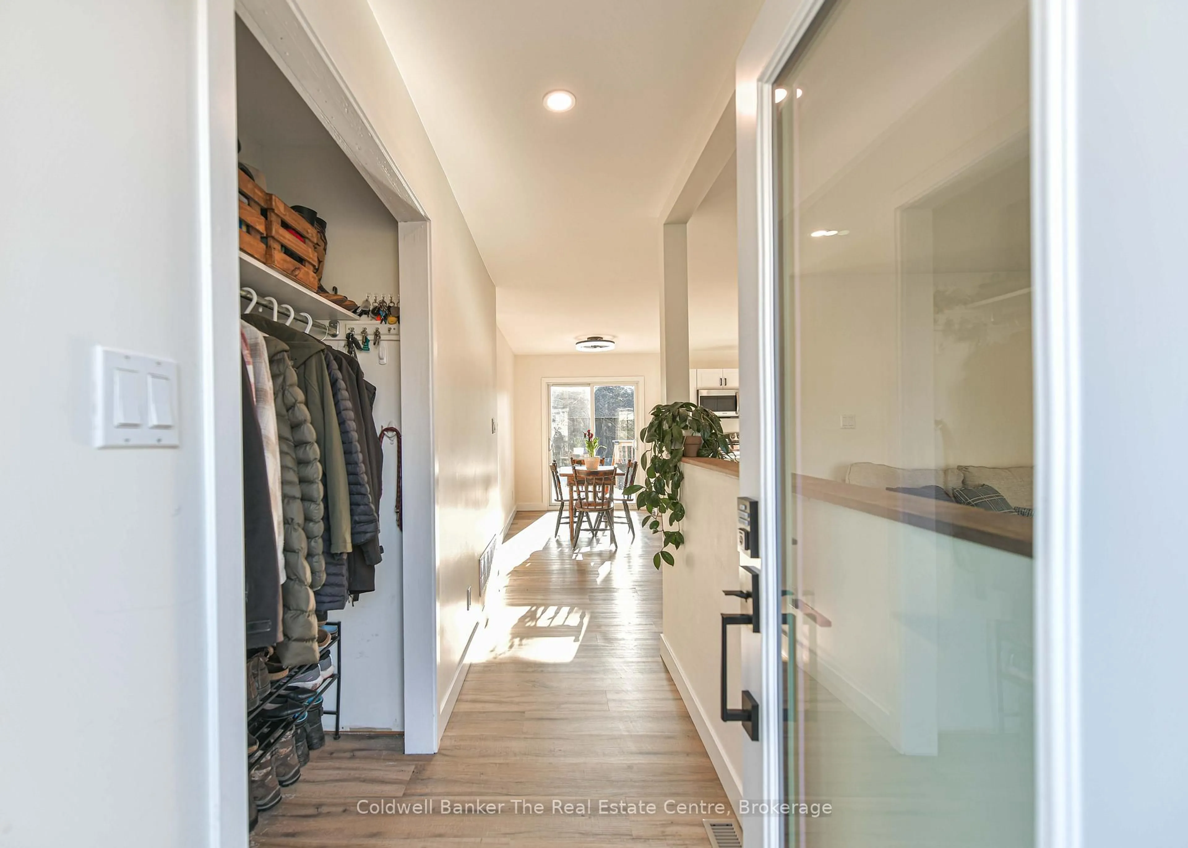 Indoor entryway for 355 Louise St, Gravenhurst Ontario P1P 1E1