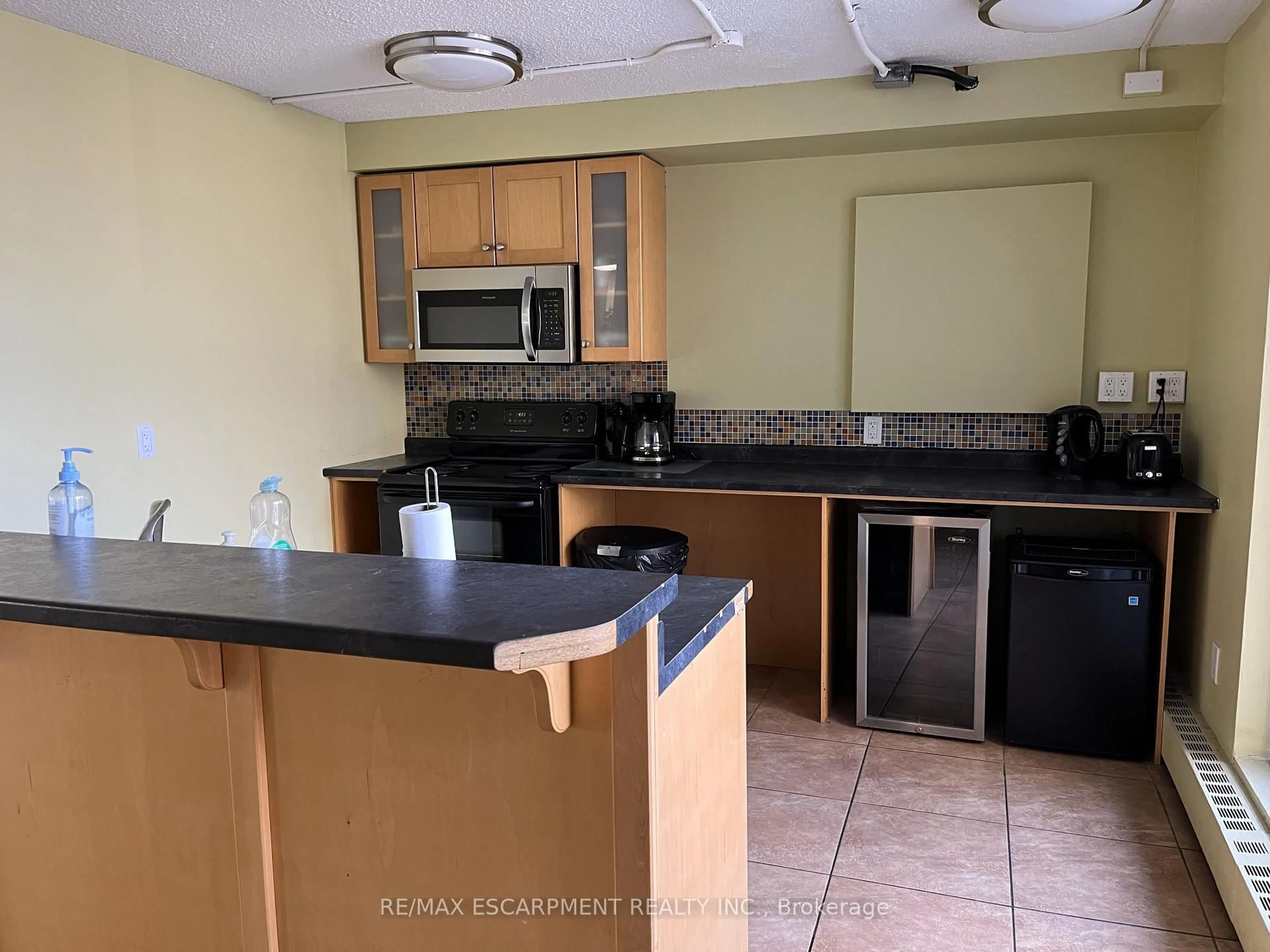 Standard kitchen, ceramic/tile floor for 350 Quigley Rd #147, Hamilton Ontario L8K 5N2