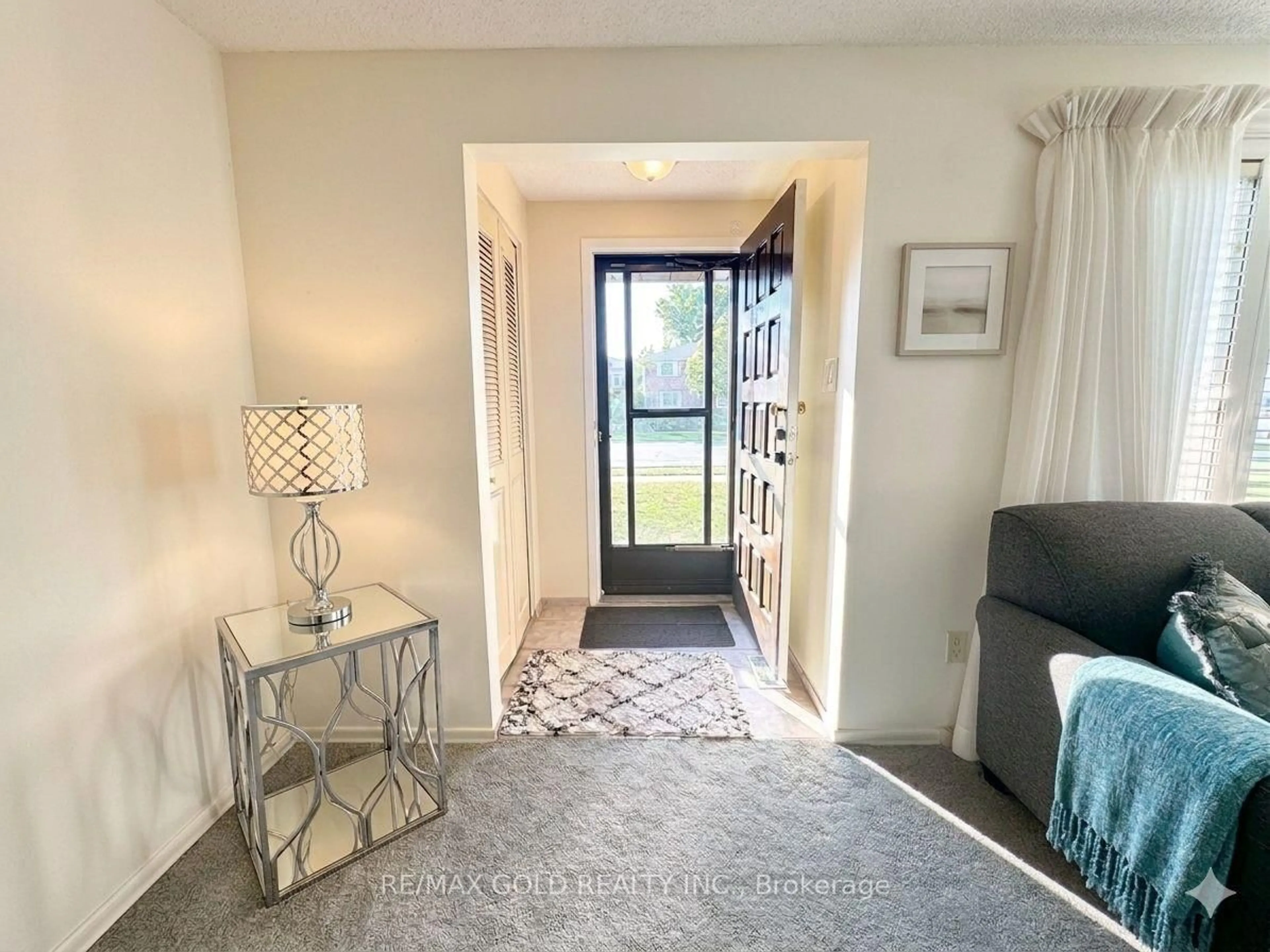 Indoor entryway for 23 FLINT Dr, Kitchener Ontario N2E 1S8