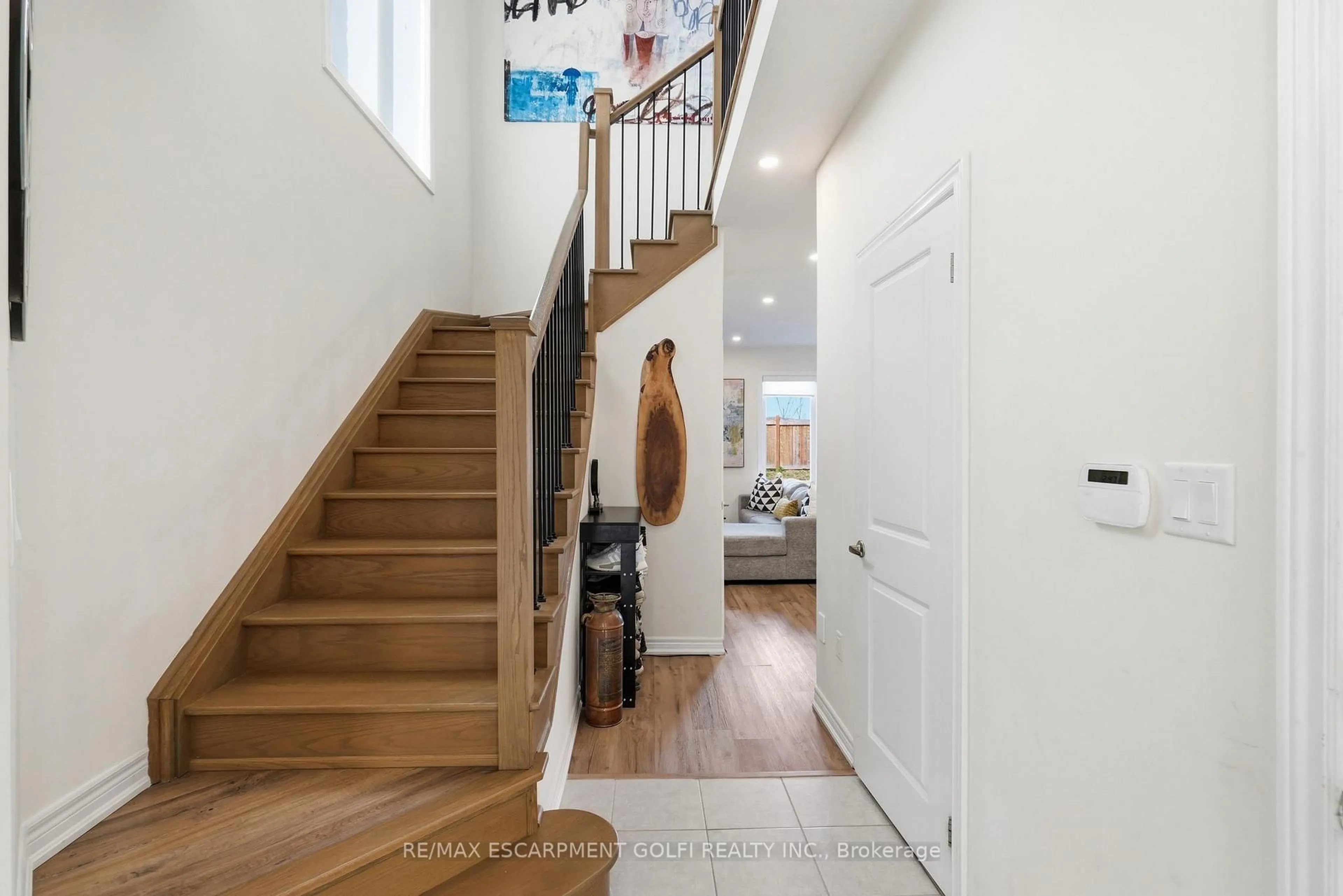 Indoor entryway for 67 Pinot Cres, Hamilton Ontario L8E 0J9