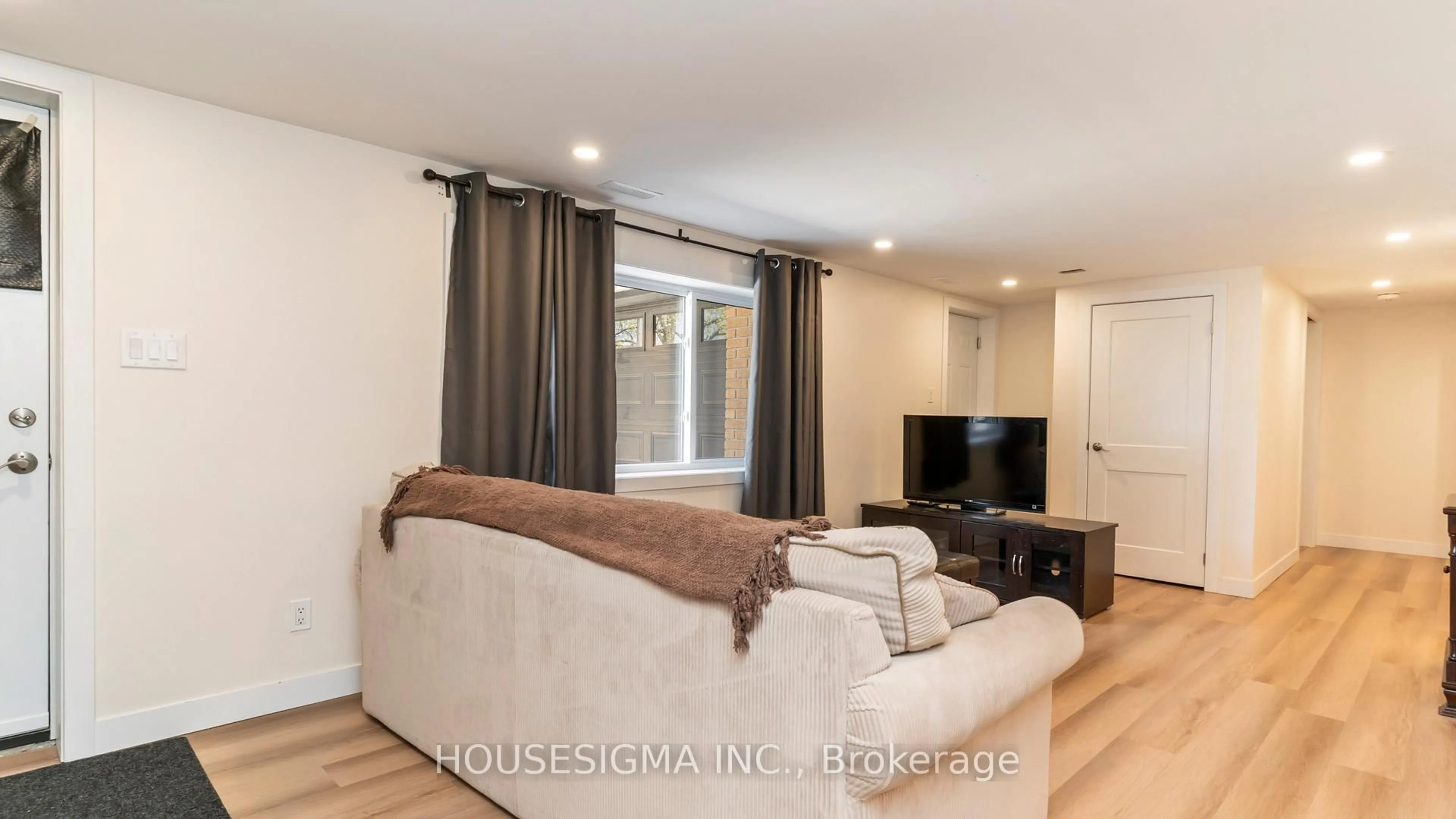 Living room with furniture, unknown for 286 Burlington Cres, London South Ontario N5Z 3G5