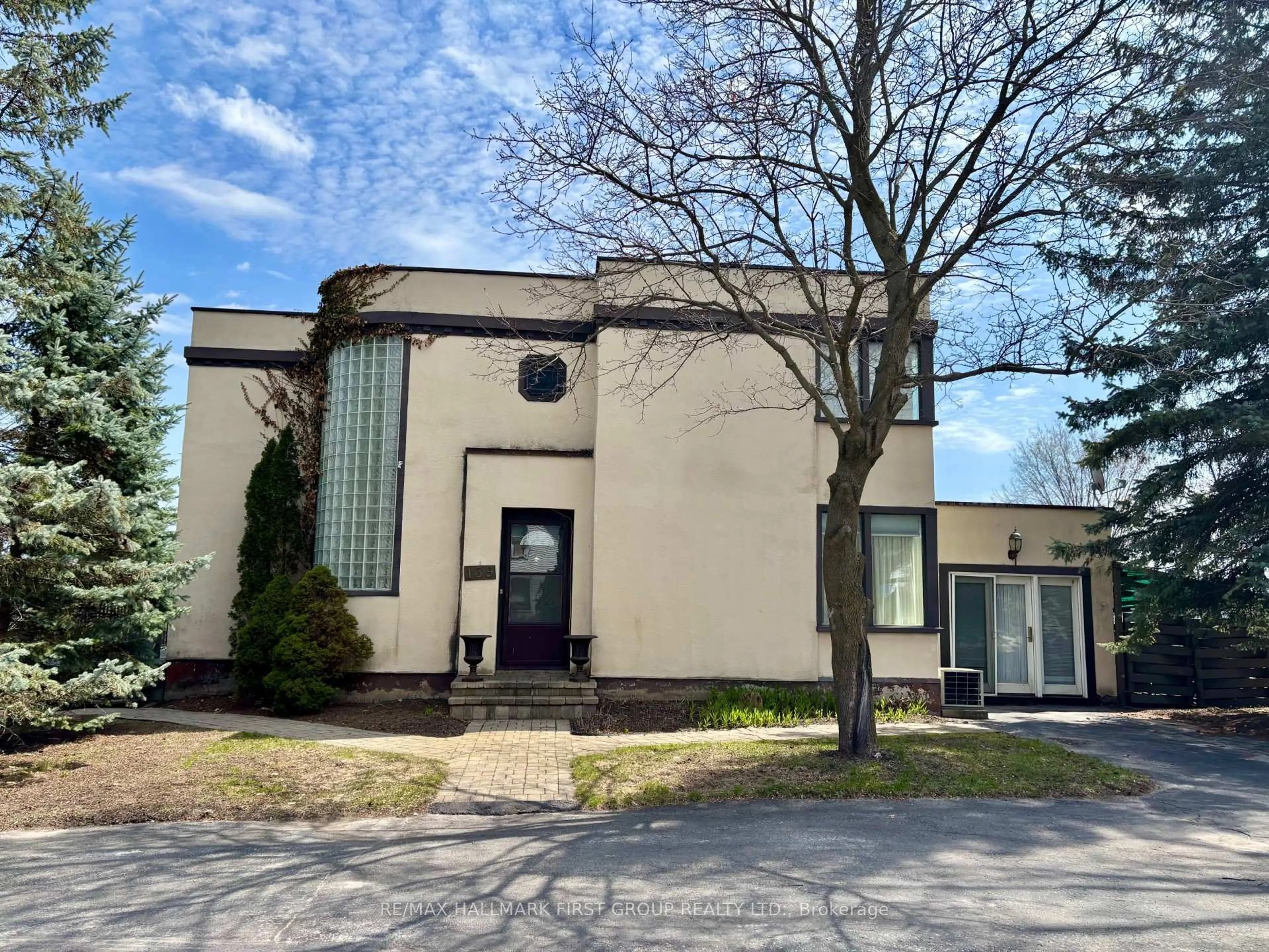 A pic from outside/outdoor area/front of a property/back of a property/a pic from drone, building for 139 Victoria St, Tweed Ontario K0K 3J0