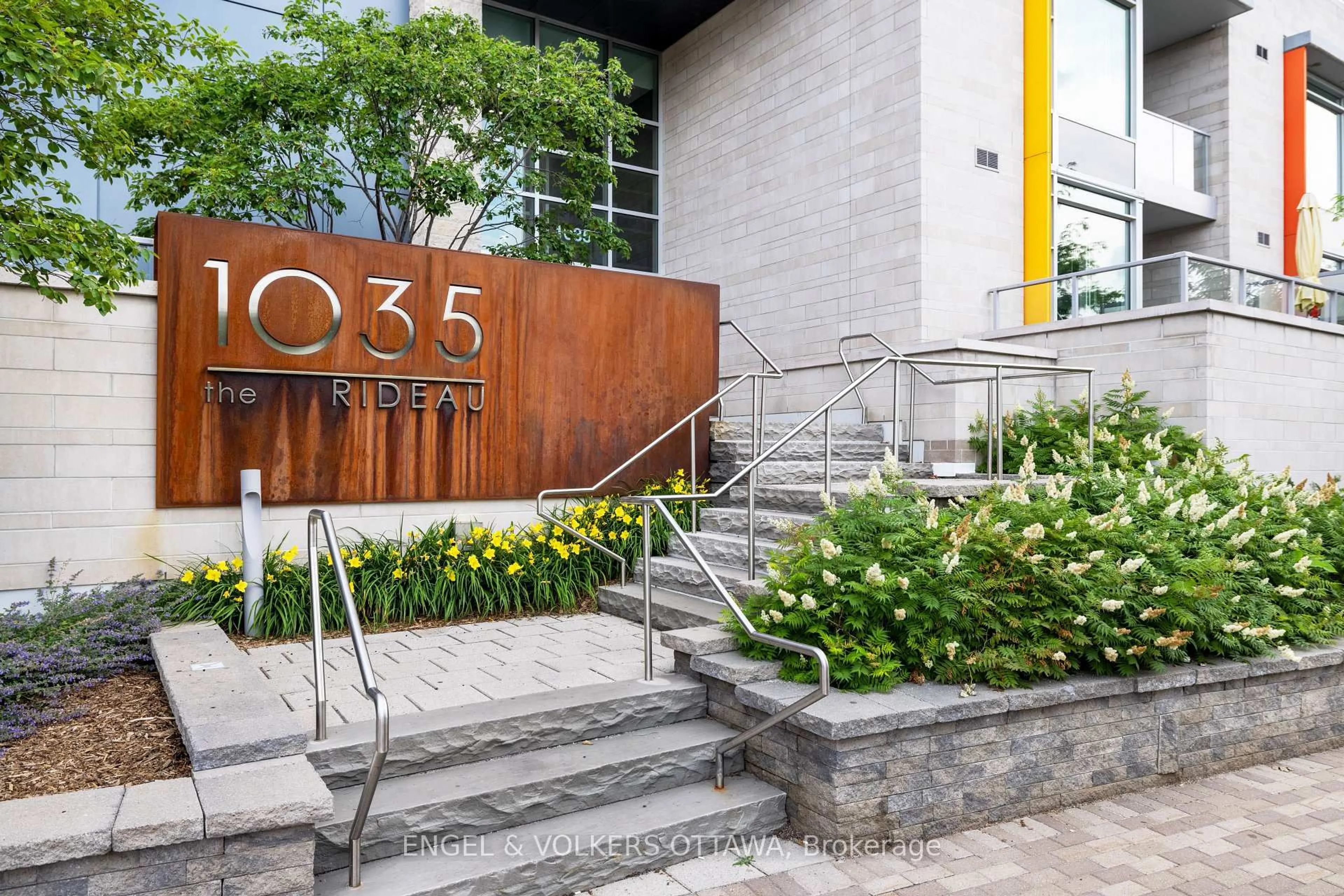 Indoor foyer for 1035 Bank St #406, Ottawa Ontario K1S 5K3