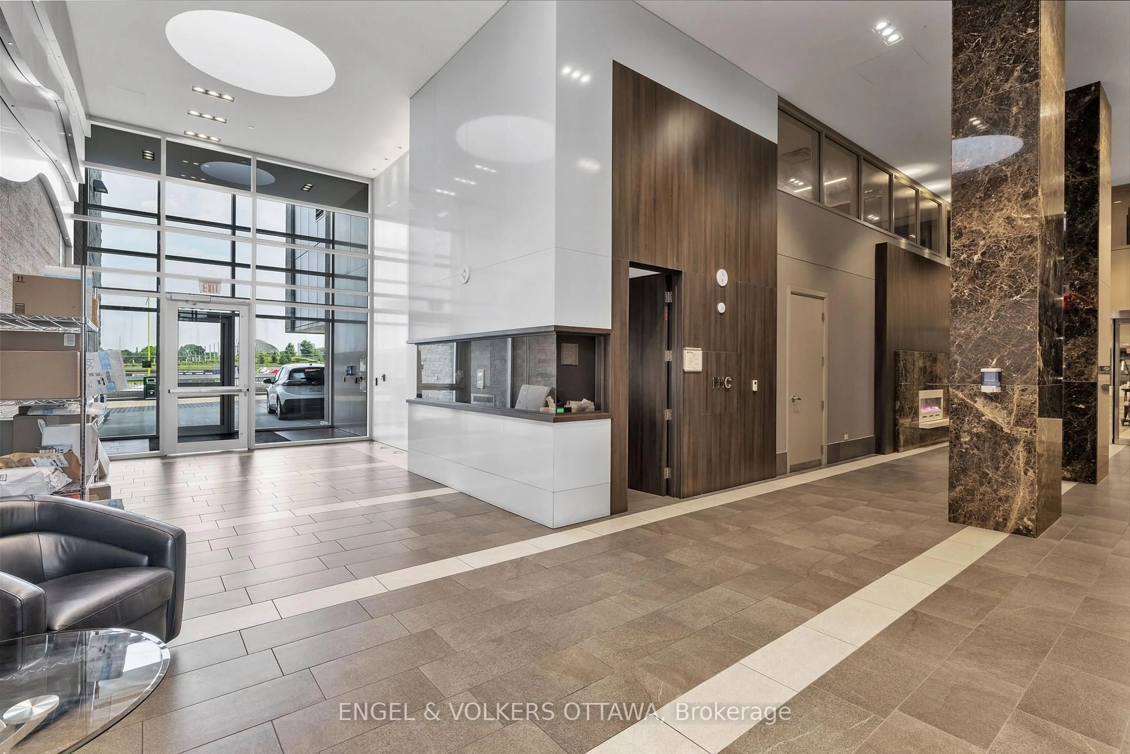 Indoor foyer for 1035 Bank St #406, Ottawa Ontario K1S 5K3