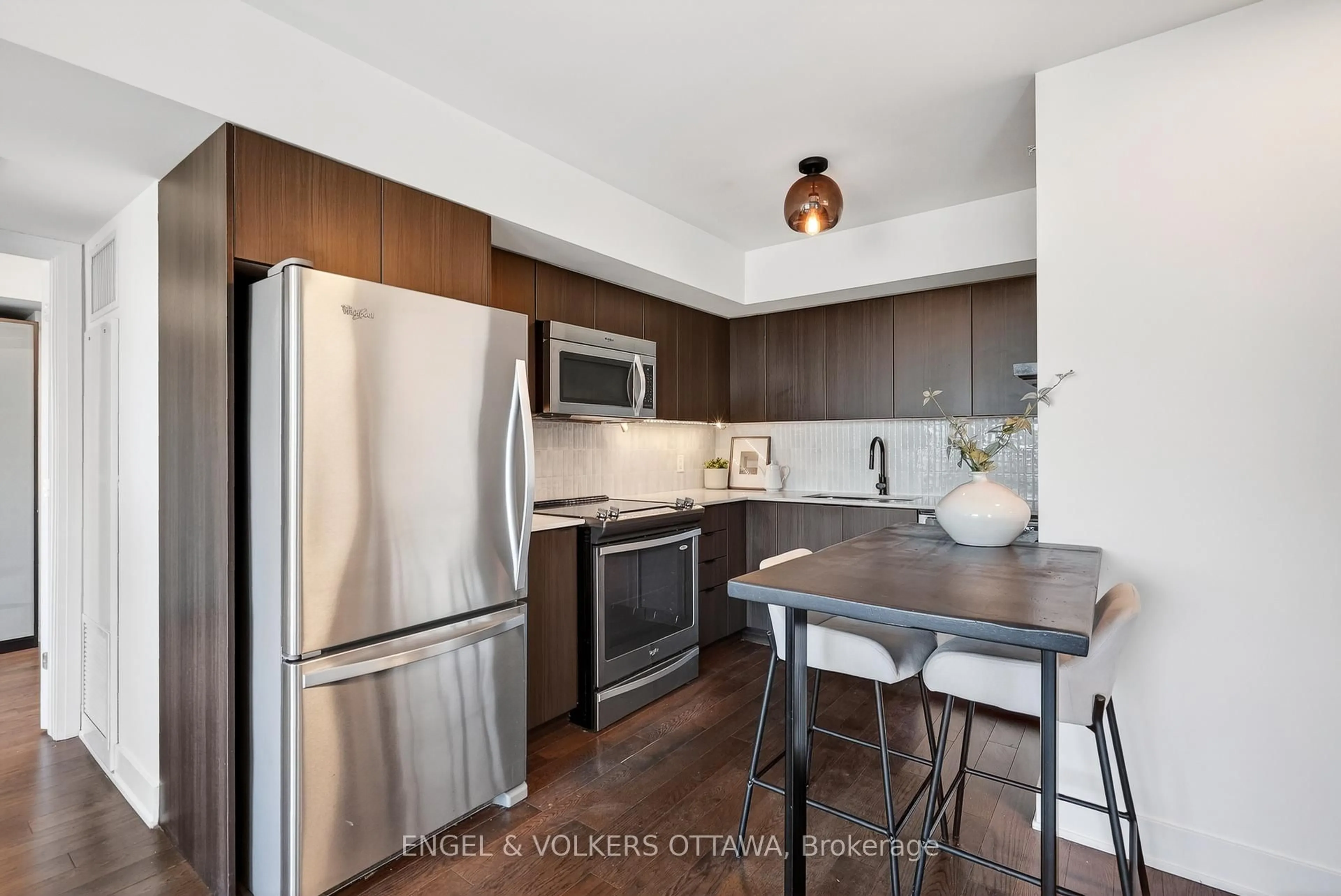 Standard kitchen, unknown for 1035 Bank St #406, Ottawa Ontario K1S 5K3