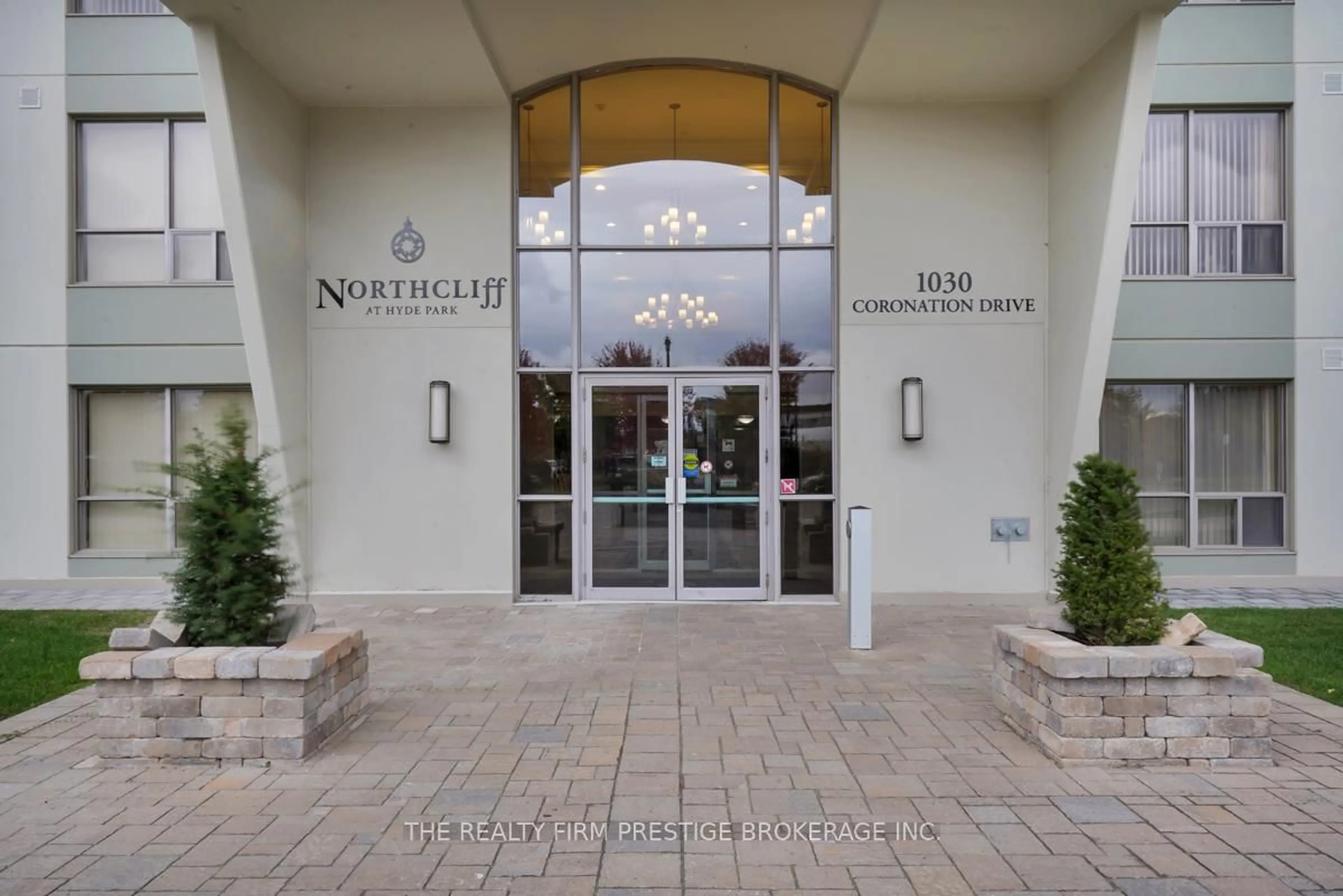 Indoor foyer for 1030 Coronation Dr #207, London North Ontario N6G 0G5