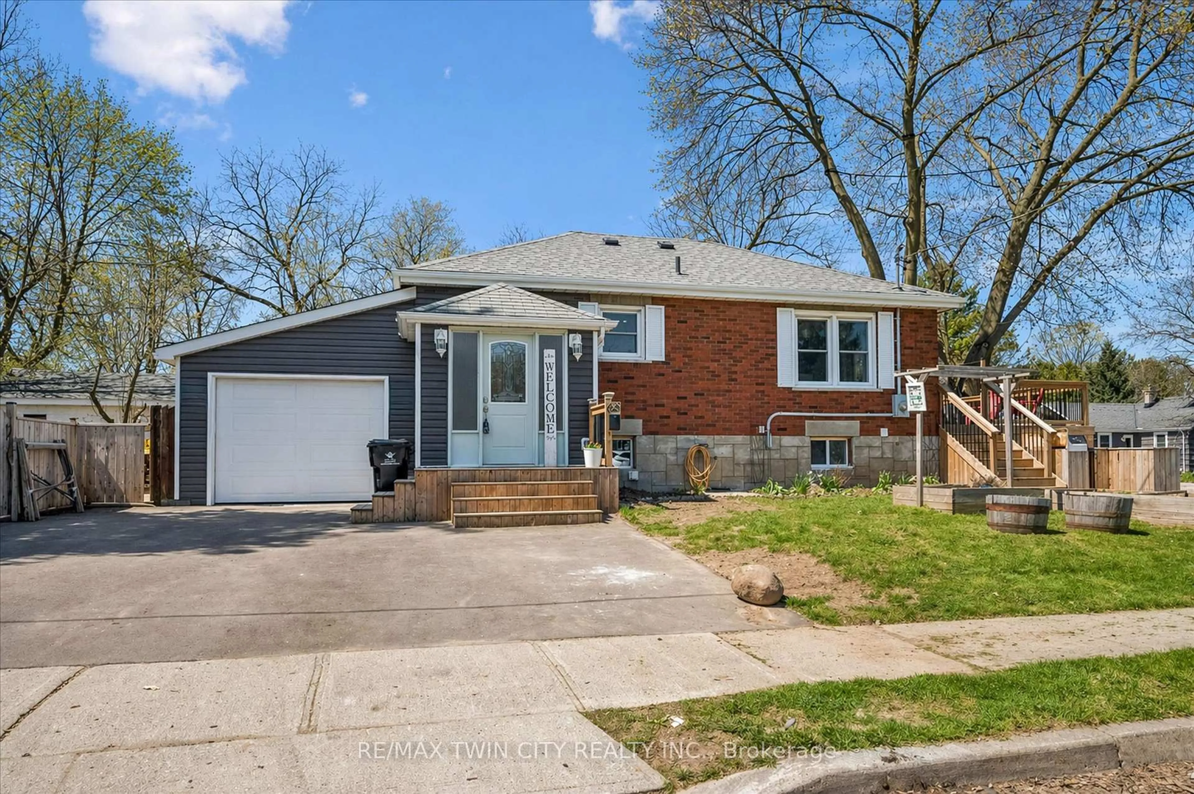 Home with brick exterior material, street for 68 Albert St, Cambridge Ontario N1R 2R1