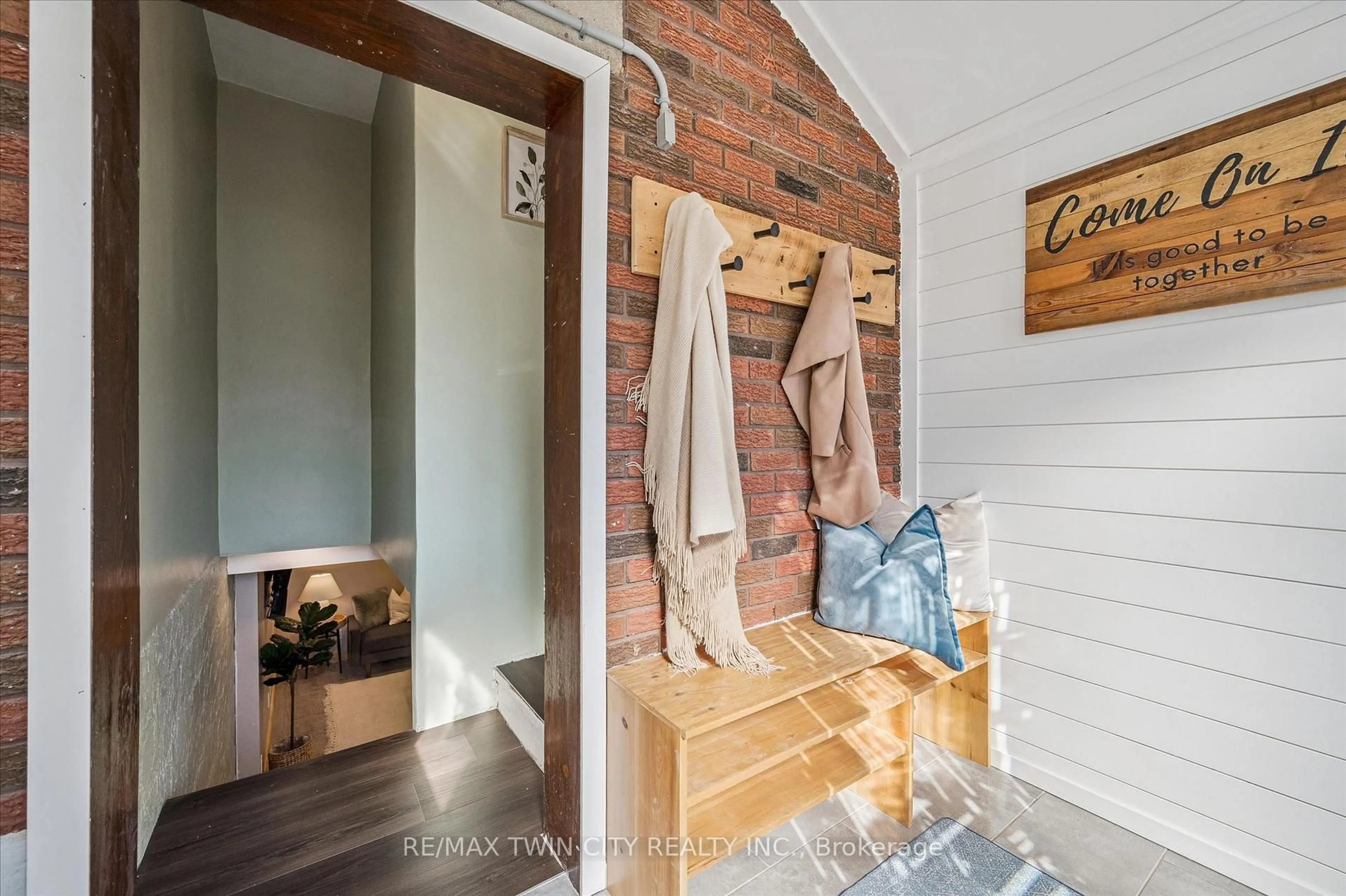 Indoor entryway for 68 Albert St, Cambridge Ontario N1R 2R1