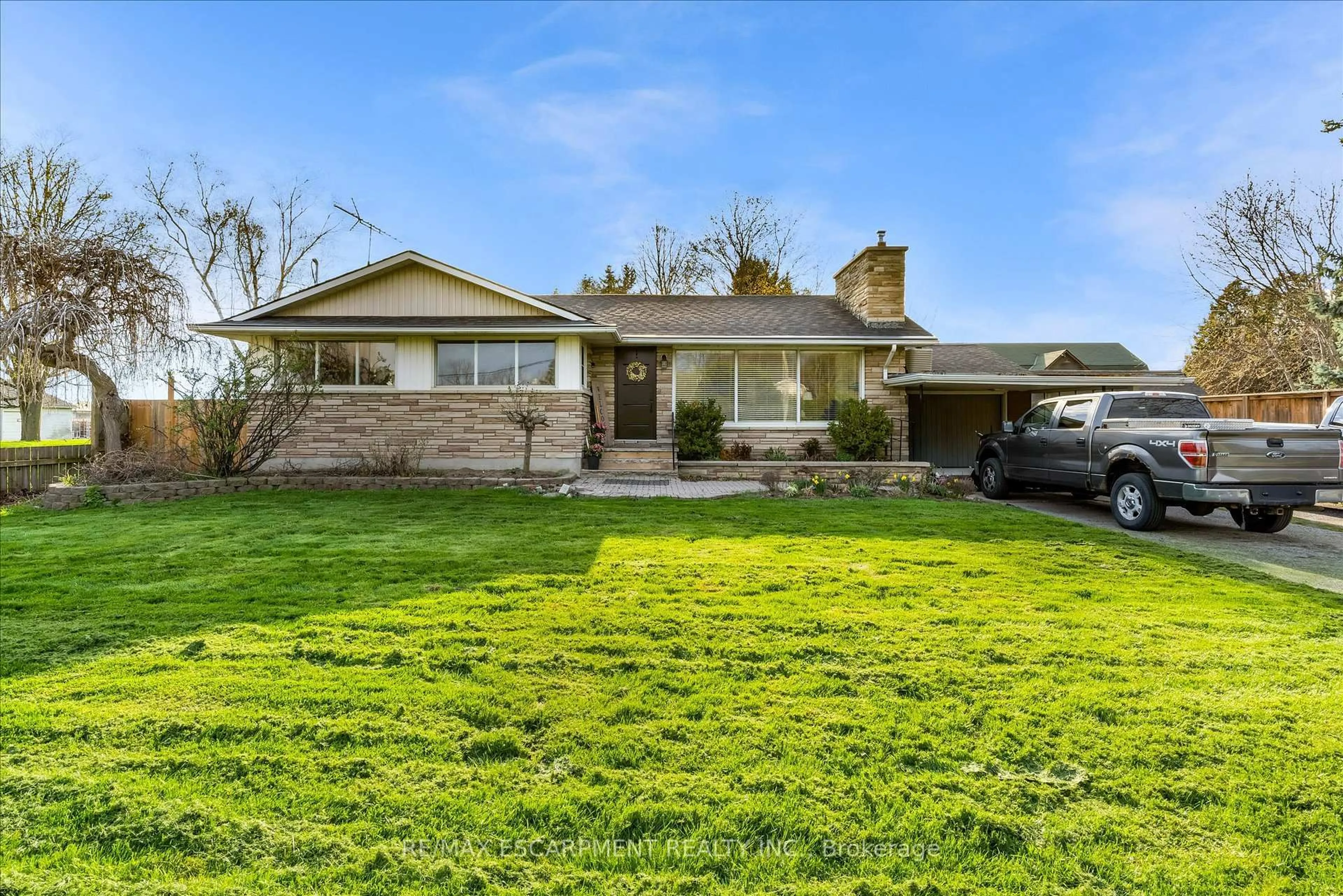A pic from outside/outdoor area/front of a property/back of a property/a pic from drone, street for 1267 Third St Louth, St. Catharines Ontario L2R 6P9