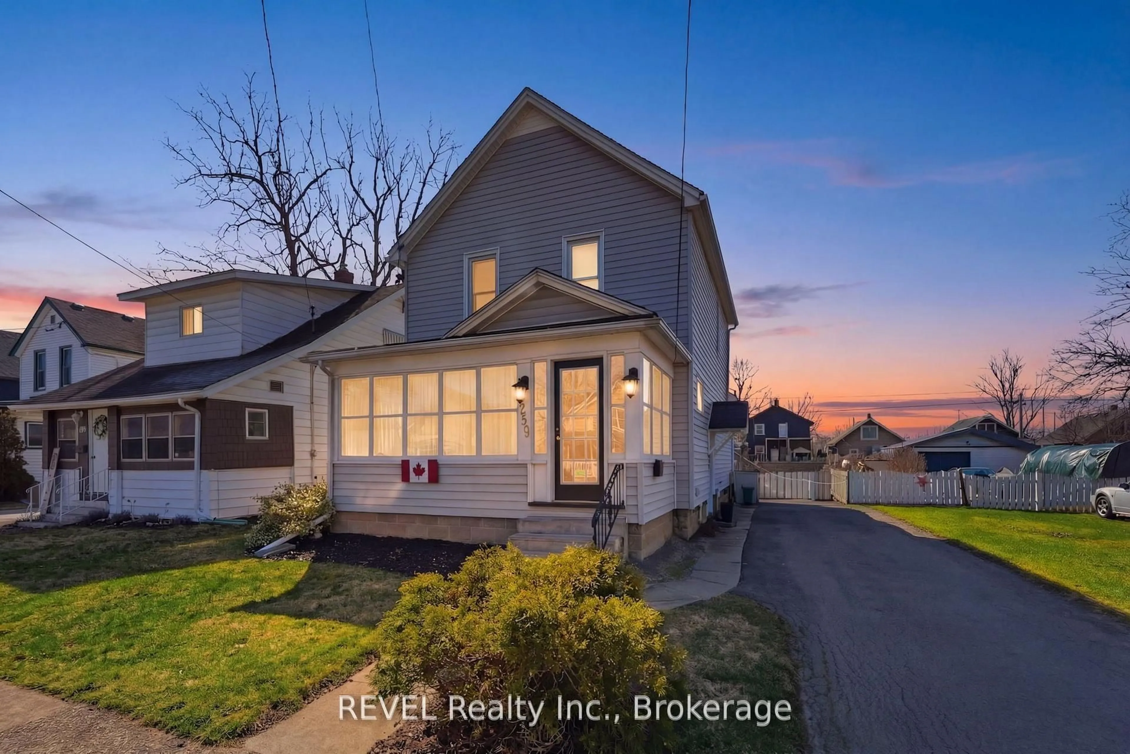 A pic from outside/outdoor area/front of a property/back of a property/a pic from drone, street for 259 Dufferin St, Fort Erie Ontario L2A 2T7