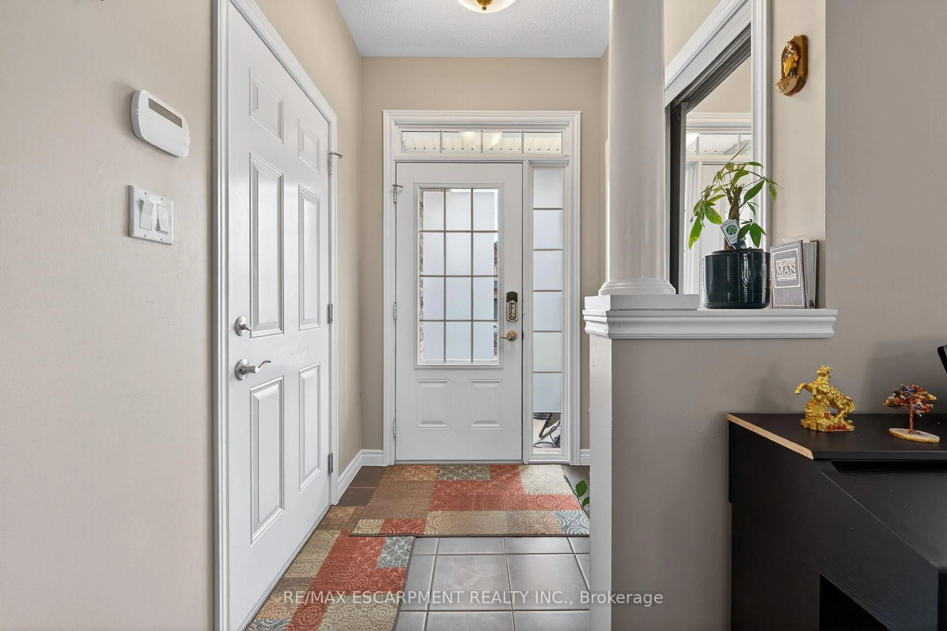 Indoor entryway for 44 Matteo Tr, Hamilton Ontario L9B 0E6