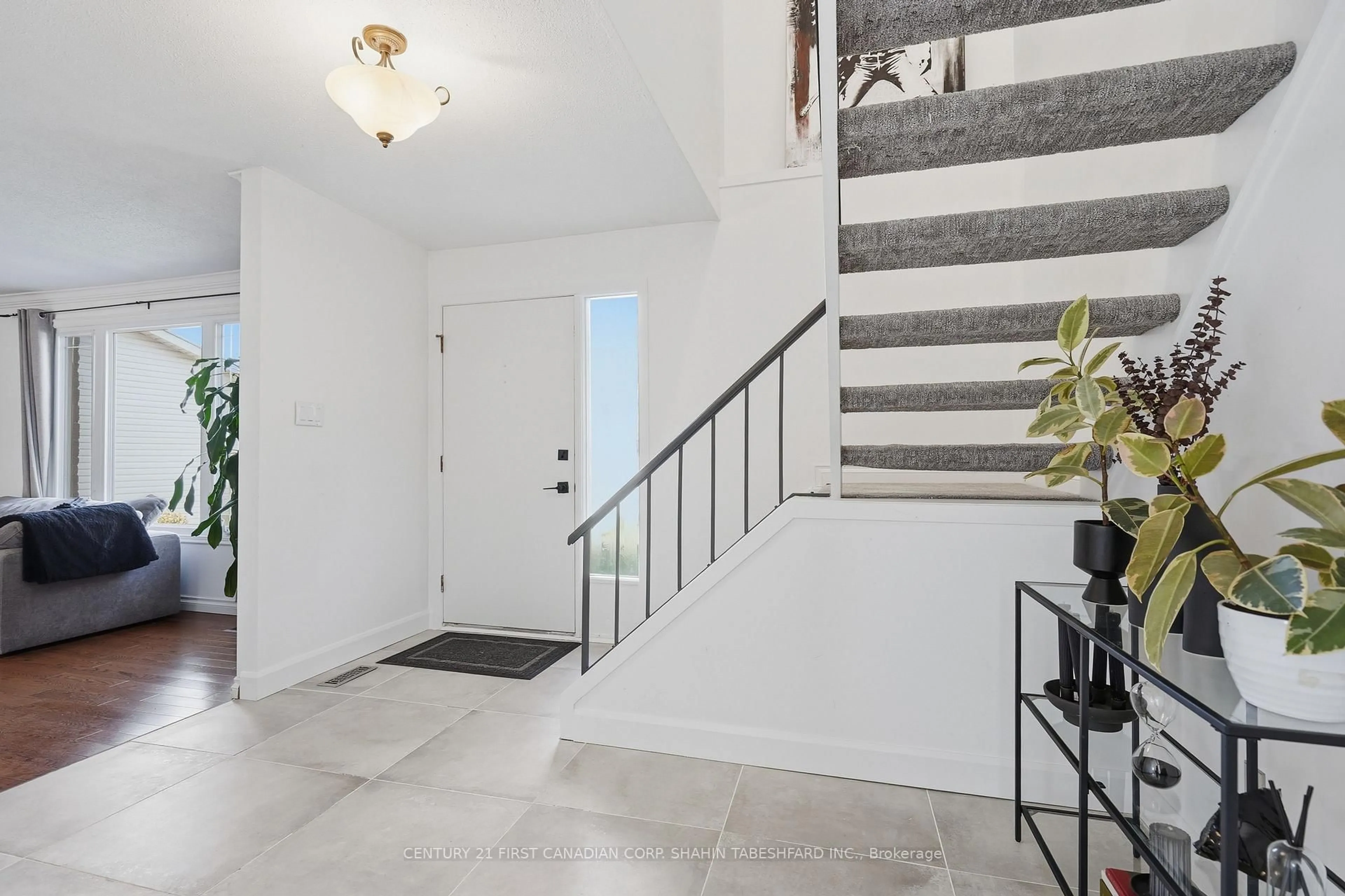 Indoor entryway for 45 Cottonwood Cres, London North Ontario N6G 2Y7