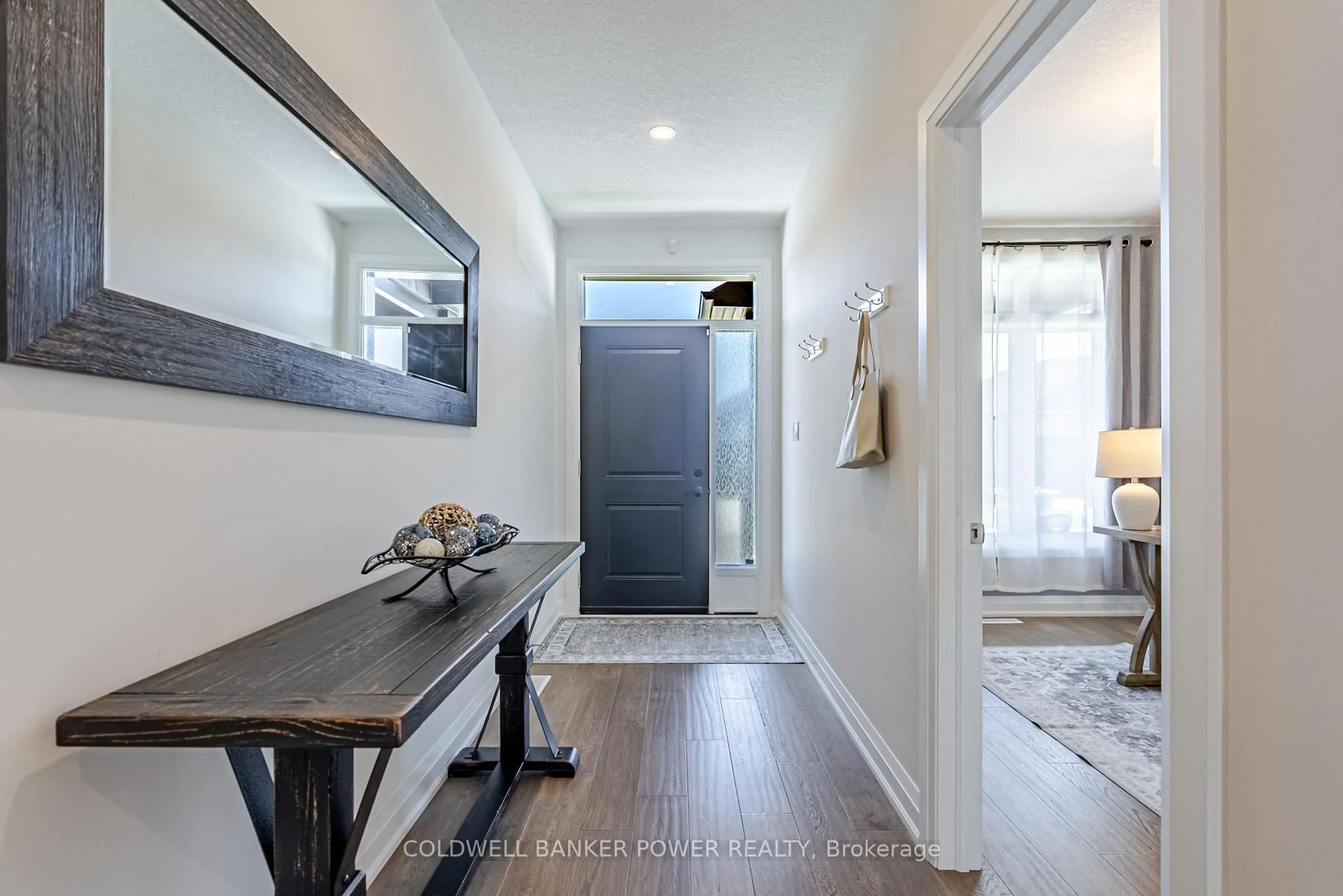 Indoor entryway for 383 Daventry Way #64, Middlesex Centre Ontario N0L 1R0