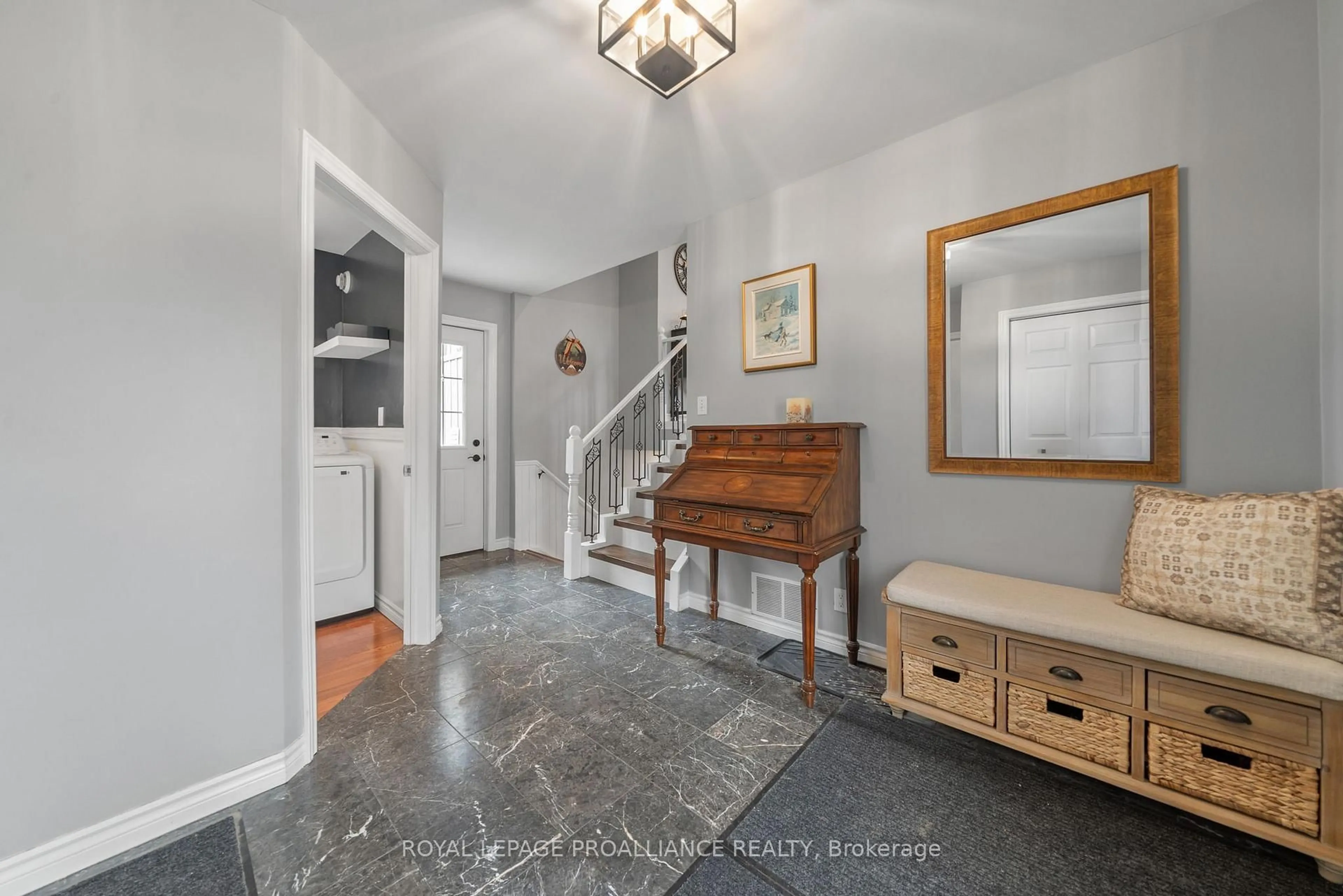 Indoor entryway for 850 Moneymore Rd, Belleville Ontario K0K 2Y0