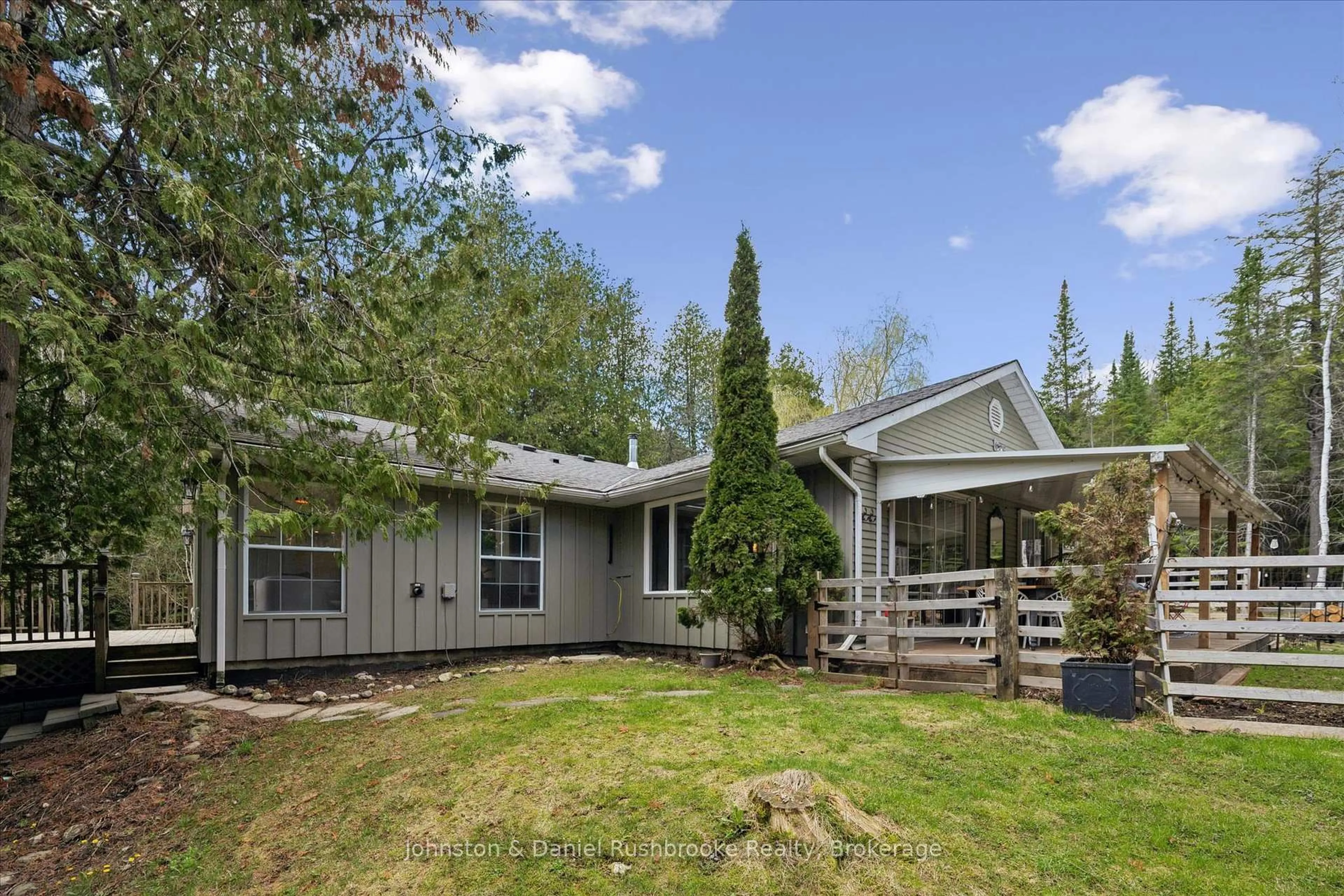 Home with vinyl exterior material, unknown for 307251 Hockley Rd, Mono Ontario L9W 6M9