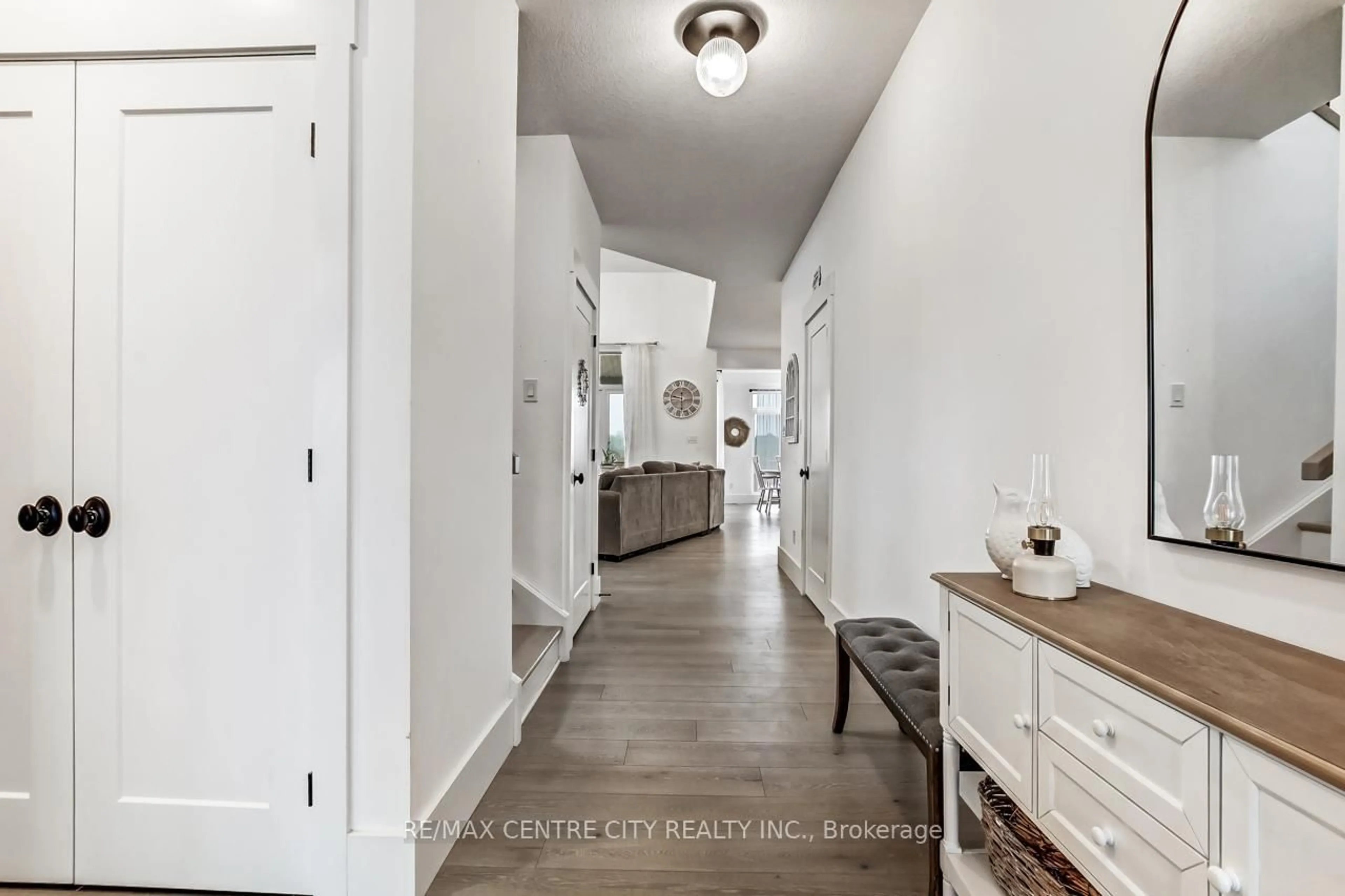 Indoor entryway for 72 OPTIMIST Dr, Southwold Ontario N5P 0G4