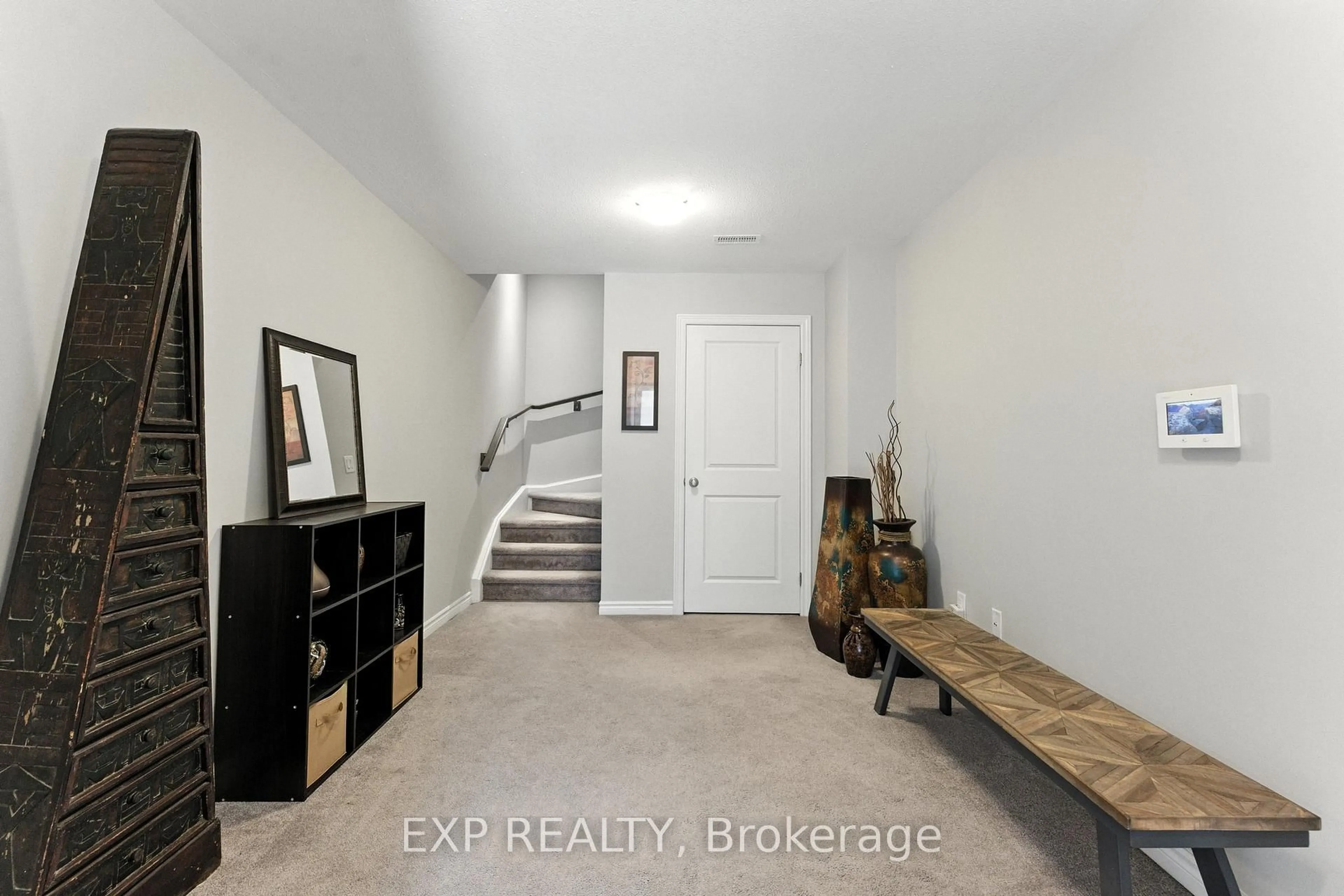 Indoor entryway for 377 Glancaster Rd #Unit 37, Hamilton Ontario L9G 0G4