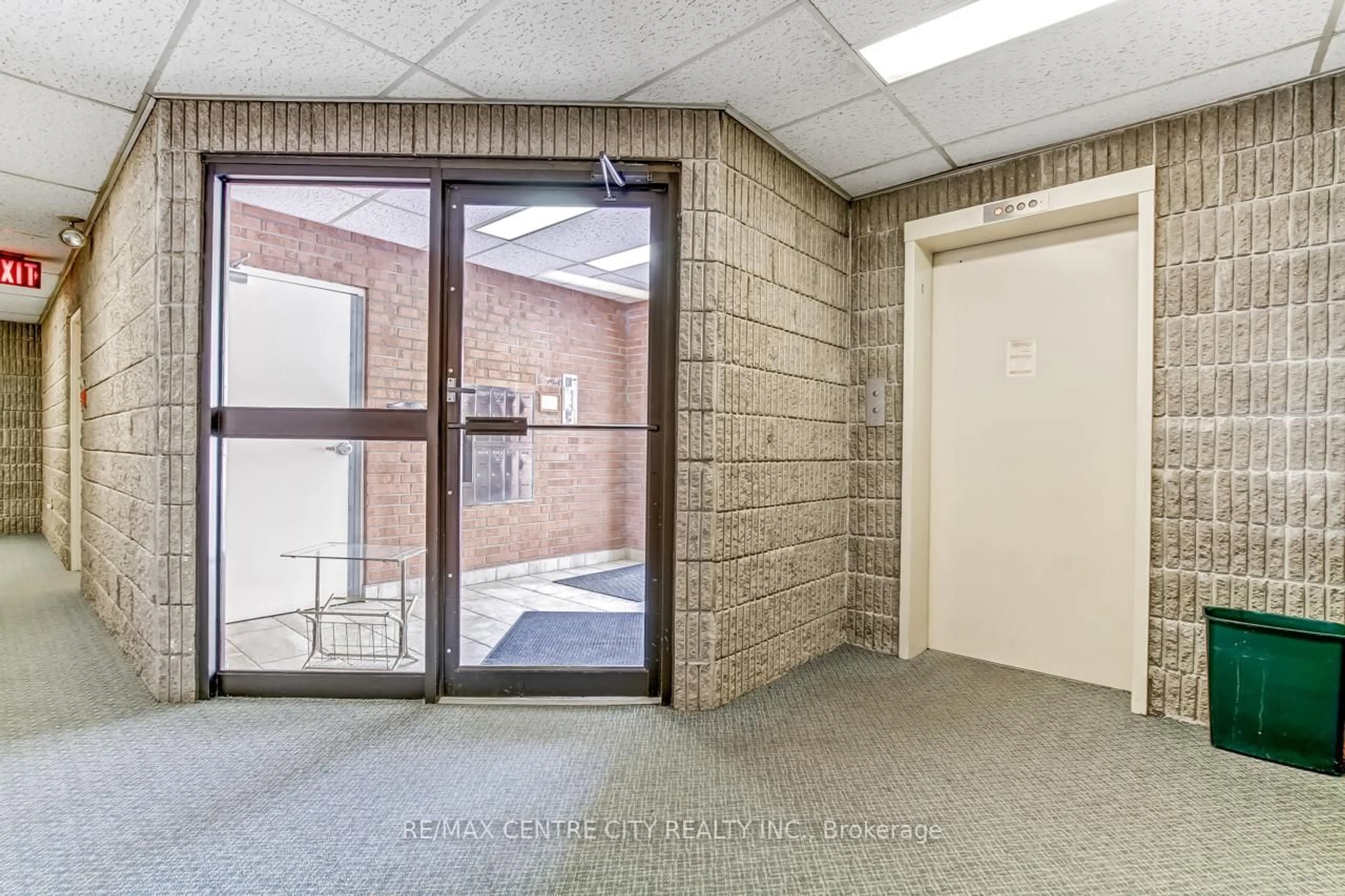 Indoor foyer for 125 Elm St #11, St. Thomas Ontario N5R 1H9