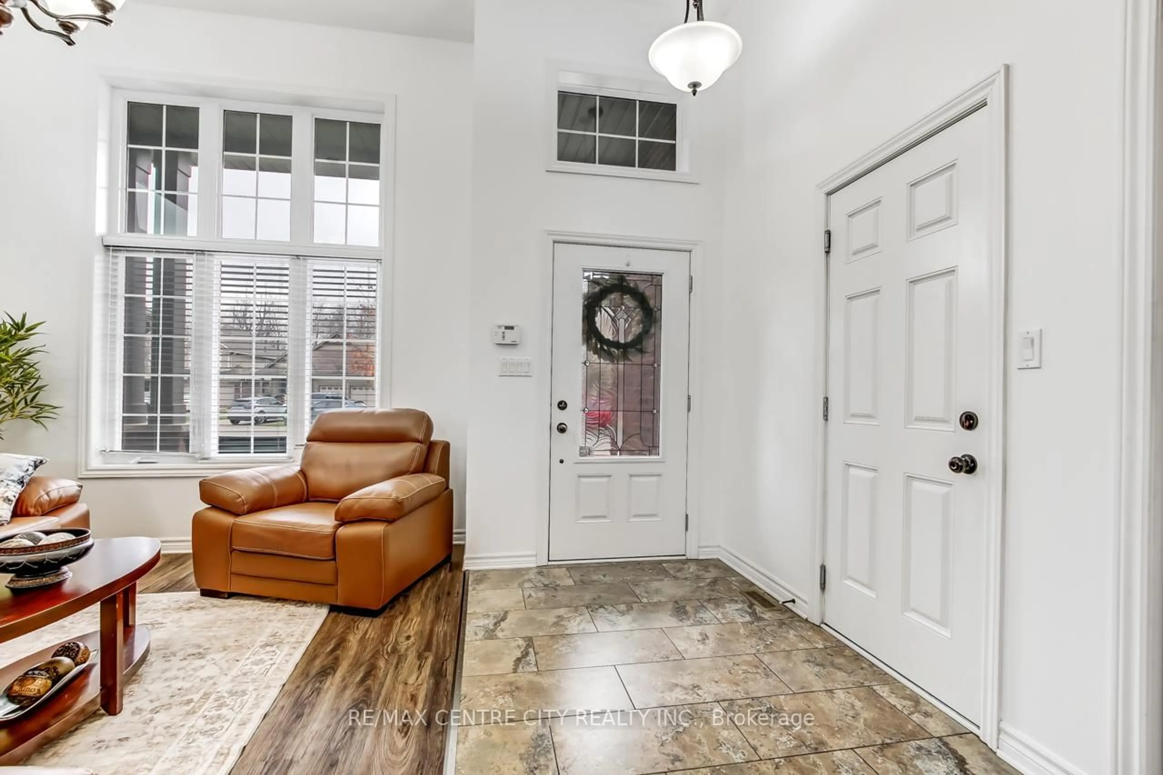 Indoor entryway for 10 Cider Mill Lane, St. Thomas Ontario N5R 0C1