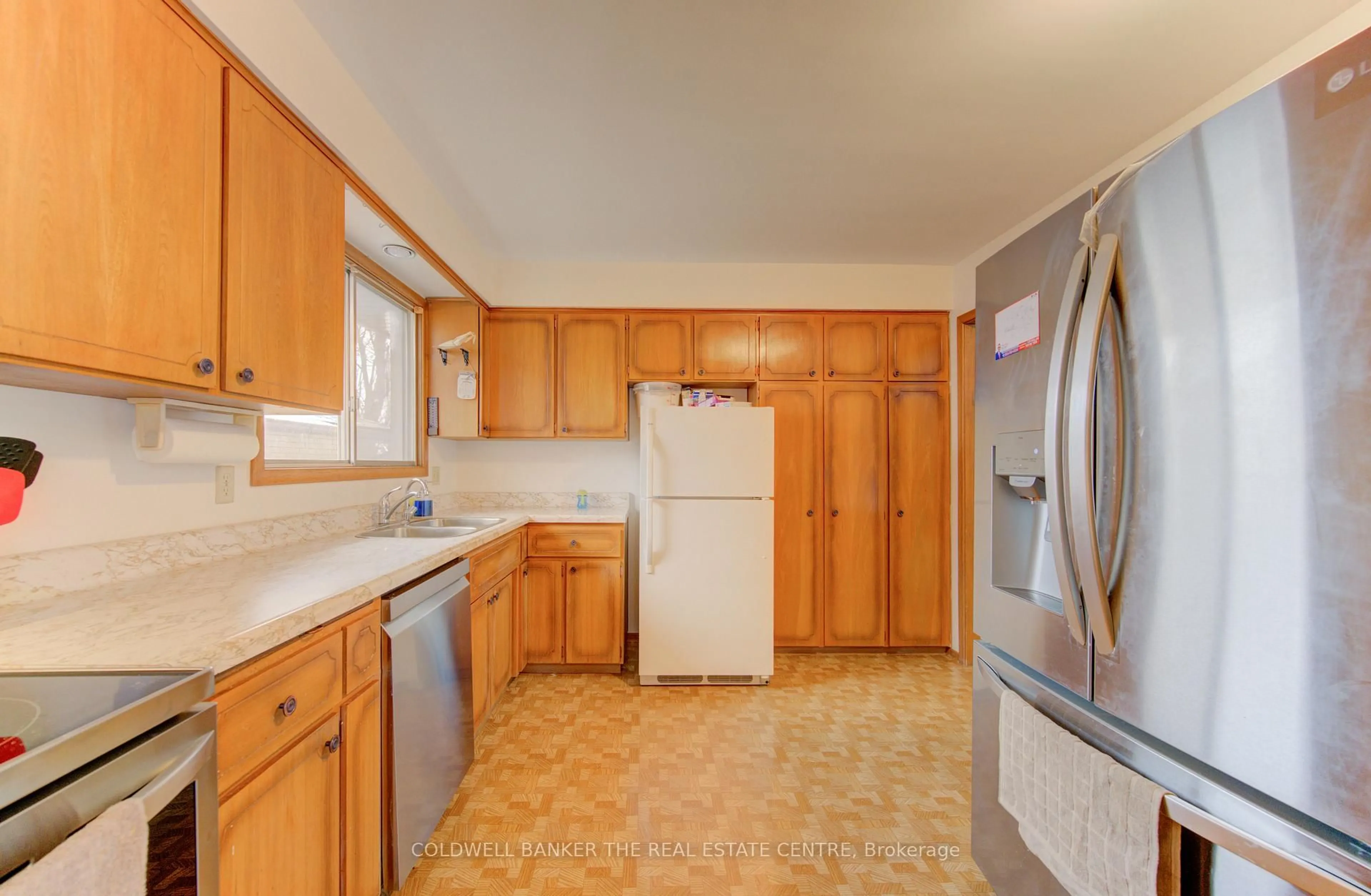 Standard kitchen, ceramic/tile floor for 98 Shea Cres, Kitchener Ontario N2E 1E8