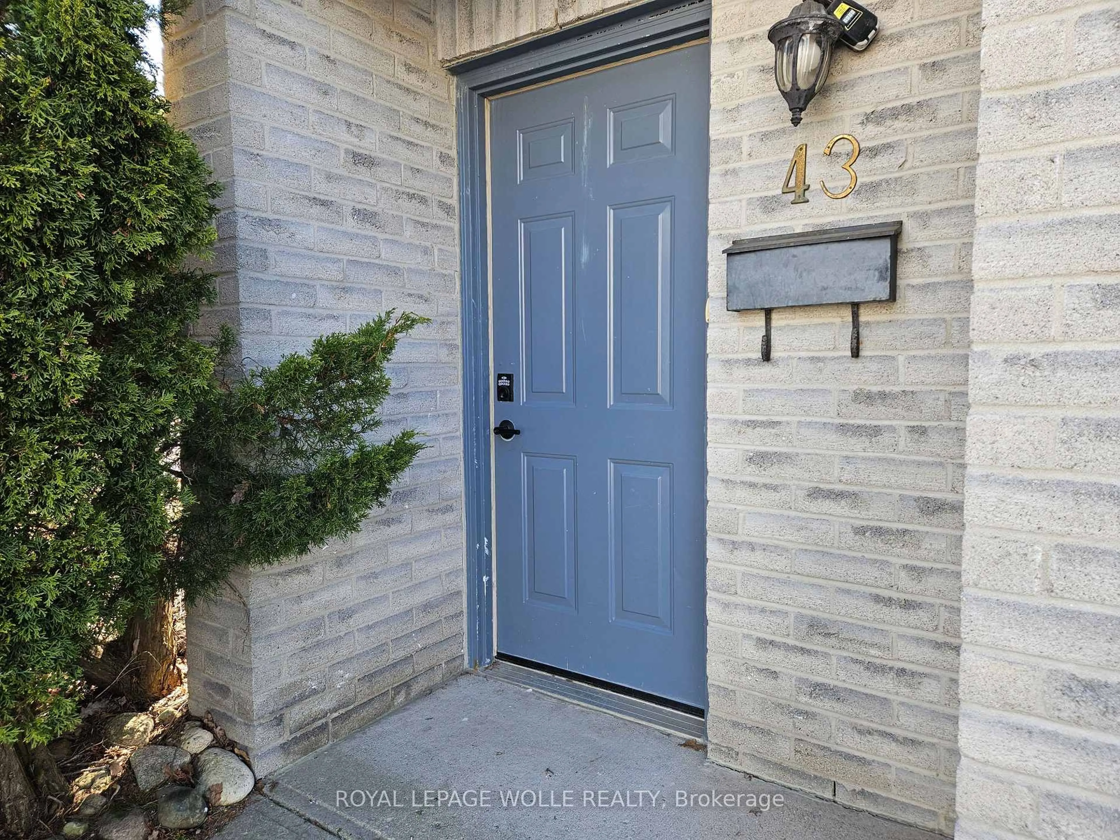 Indoor entryway for 589 Beechwood Dr #43, Waterloo Ontario N2T 2K9