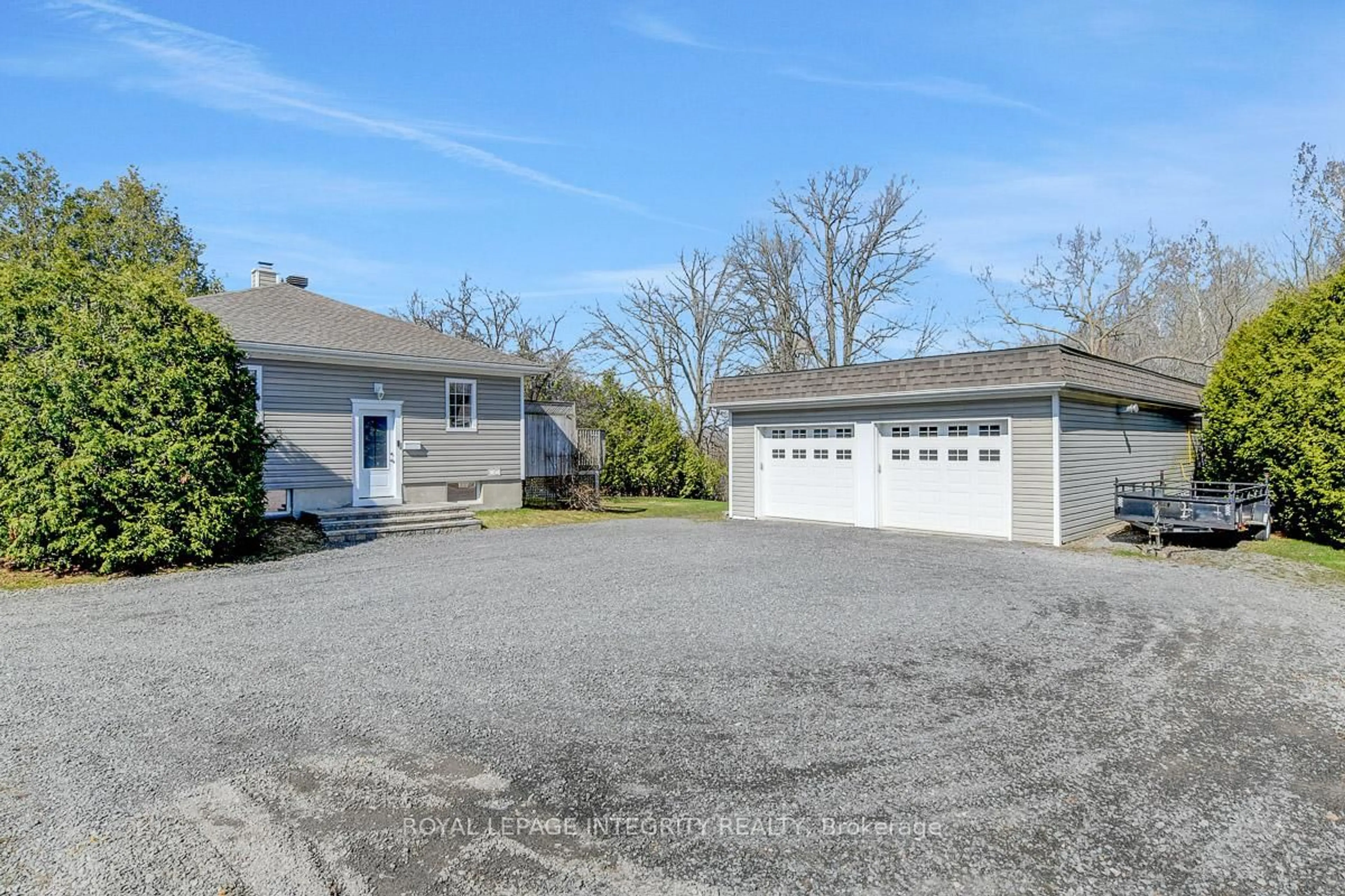 Indoor garage for 1099 Old Montreal Rd, Ottawa Ontario K4A 3N6