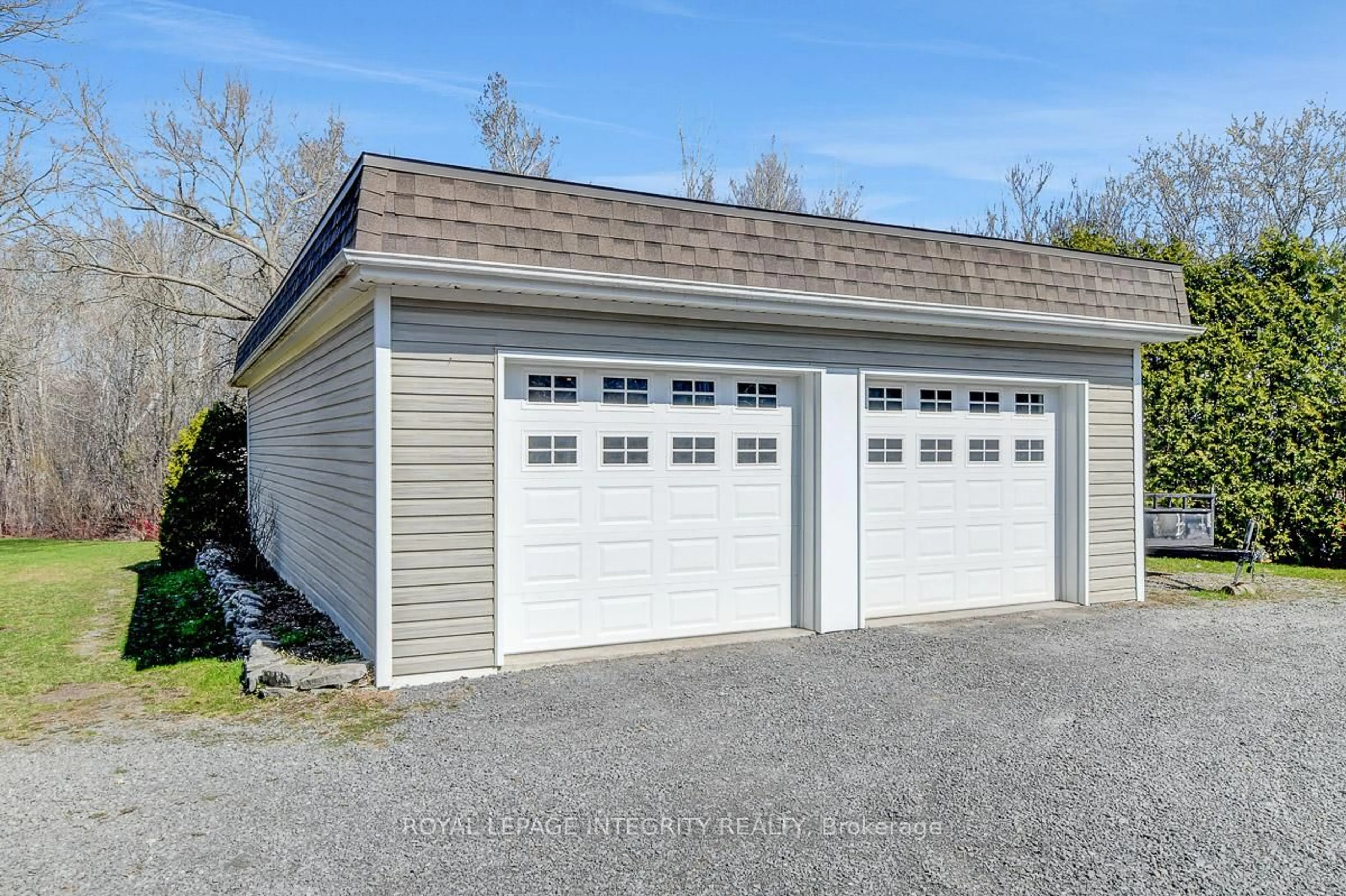 Indoor garage for 1099 Old Montreal Rd, Ottawa Ontario K4A 3N6