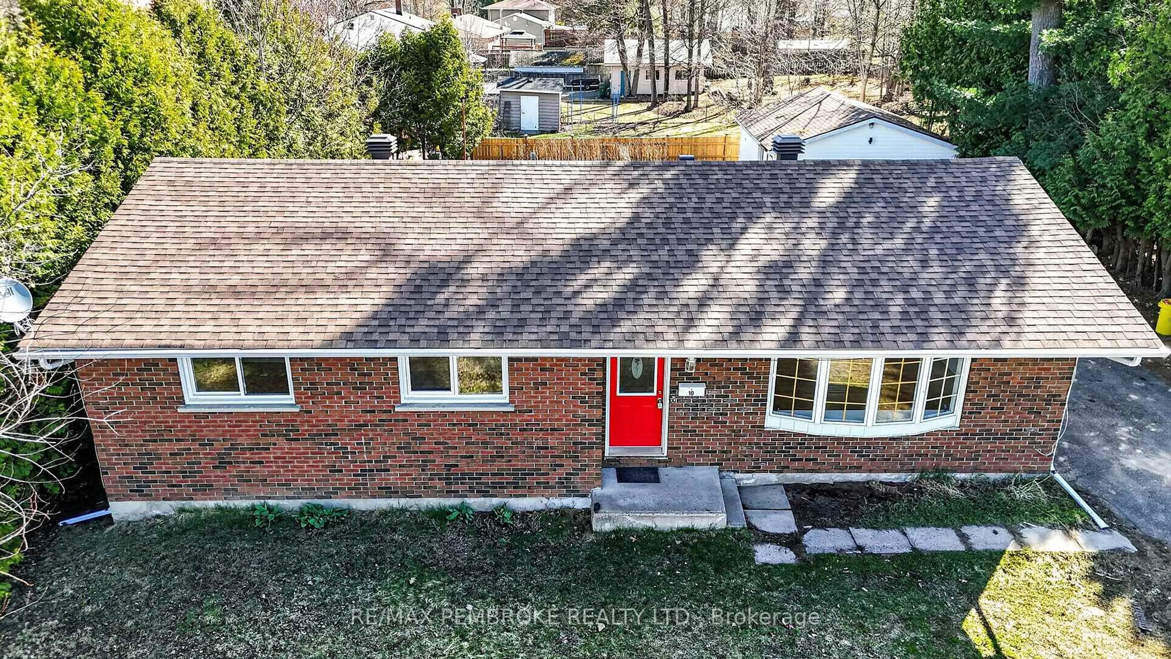 A pic from outside/outdoor area/front of a property/back of a property/a pic from drone, street for 10 Algonquin St, Petawawa Ontario K8H 2A9