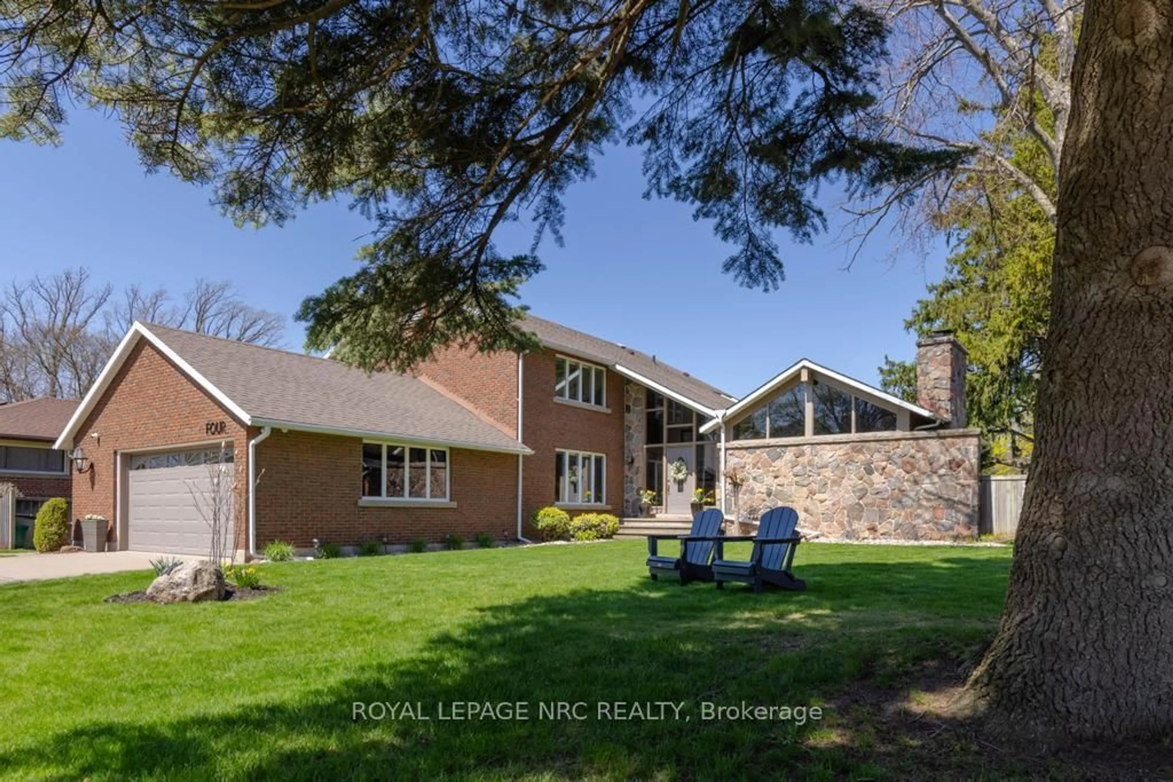 A pic from outside/outdoor area/front of a property/back of a property/a pic from drone, street for 4 Maplewood Dr, St. Catharines Ontario L2M 3P1