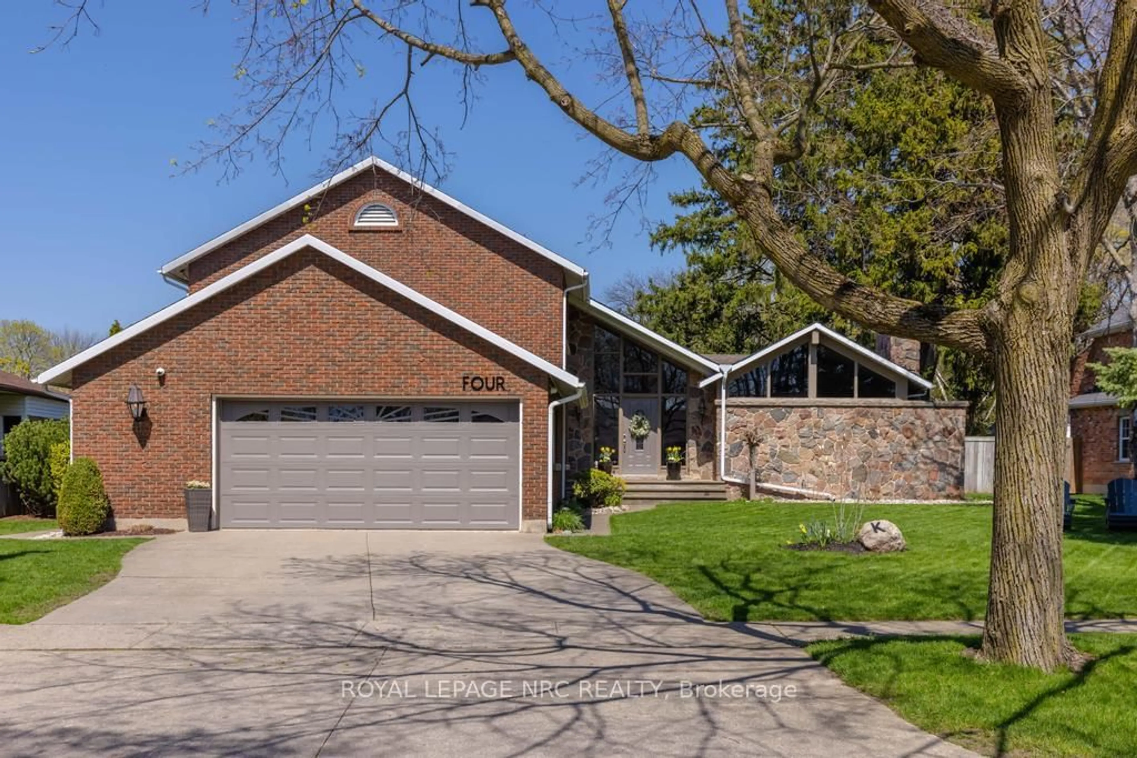 Home with brick exterior material, street for 4 Maplewood Dr, St. Catharines Ontario L2M 3P1