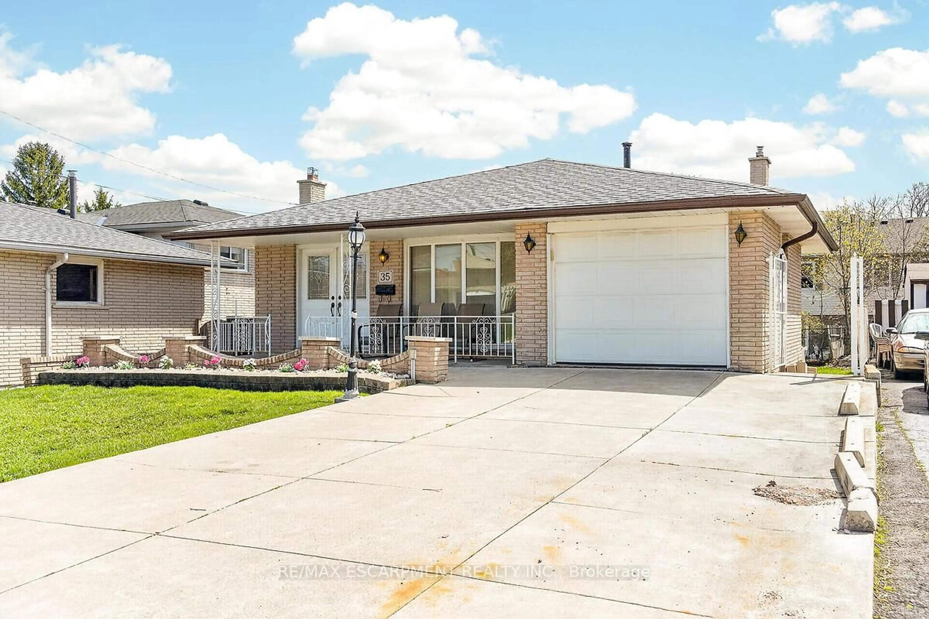 Home with vinyl exterior material, street for 35 Rangeview Crt, Hamilton Ontario L8W 1J5