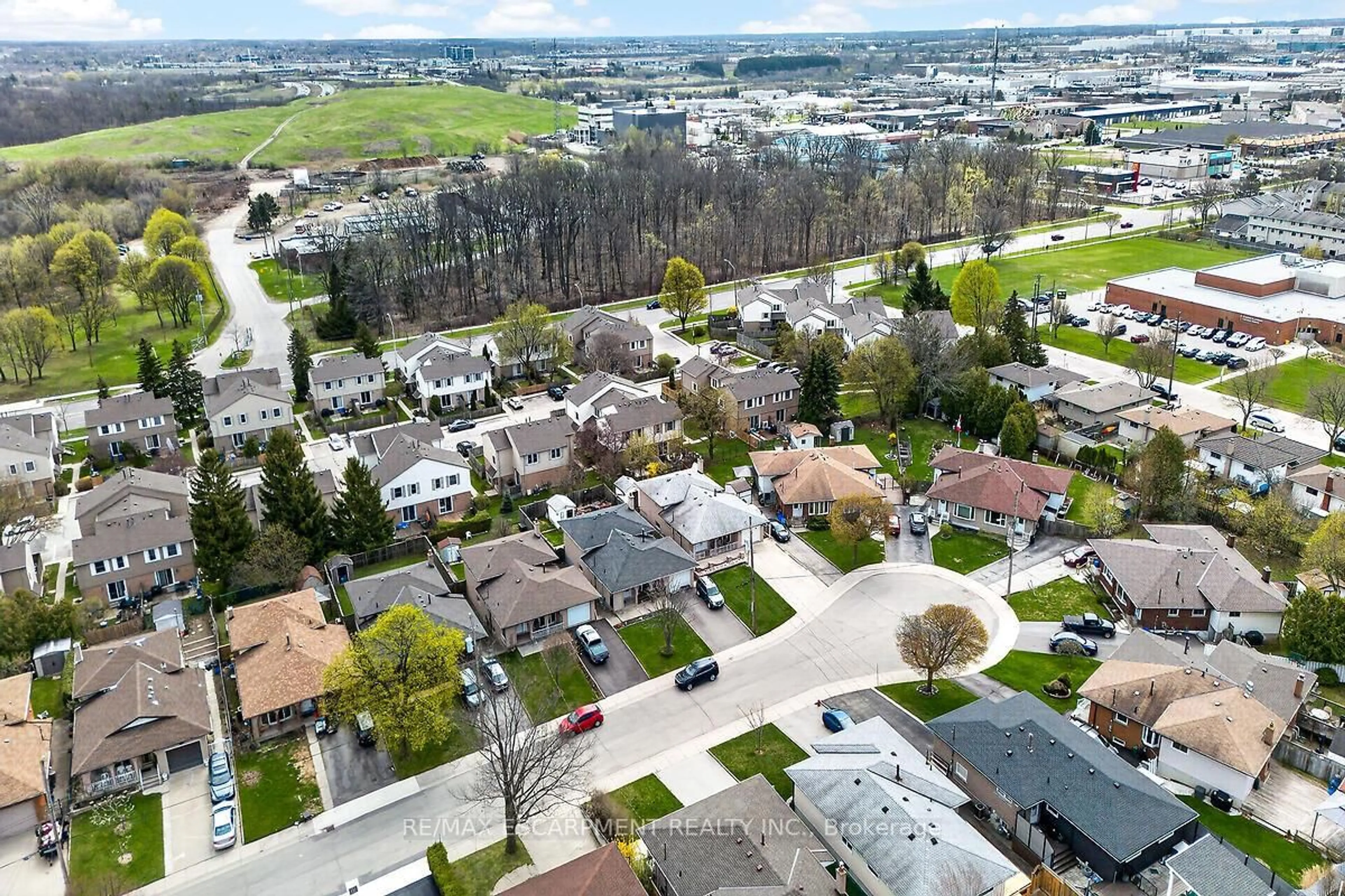 A pic from outside/outdoor area/front of a property/back of a property/a pic from drone, street for 35 Rangeview Crt, Hamilton Ontario L8W 1J5