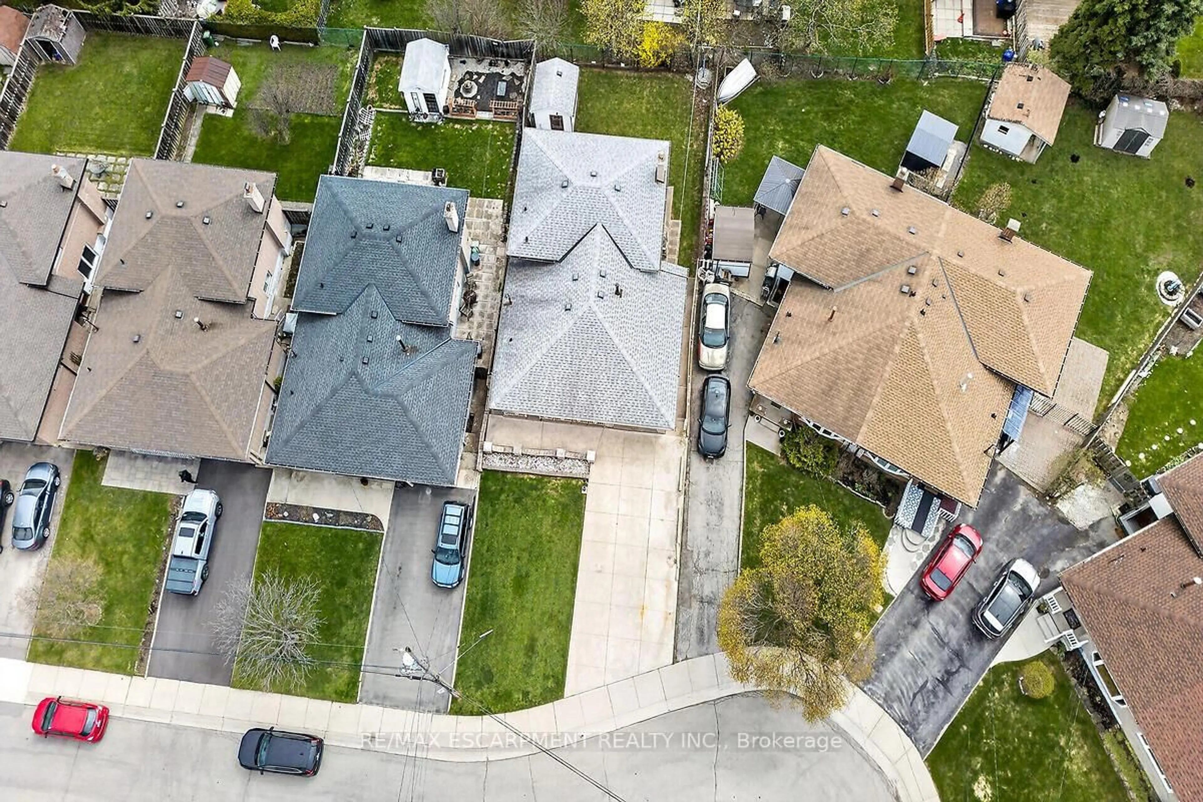 A pic from outside/outdoor area/front of a property/back of a property/a pic from drone, street for 35 Rangeview Crt, Hamilton Ontario L8W 1J5