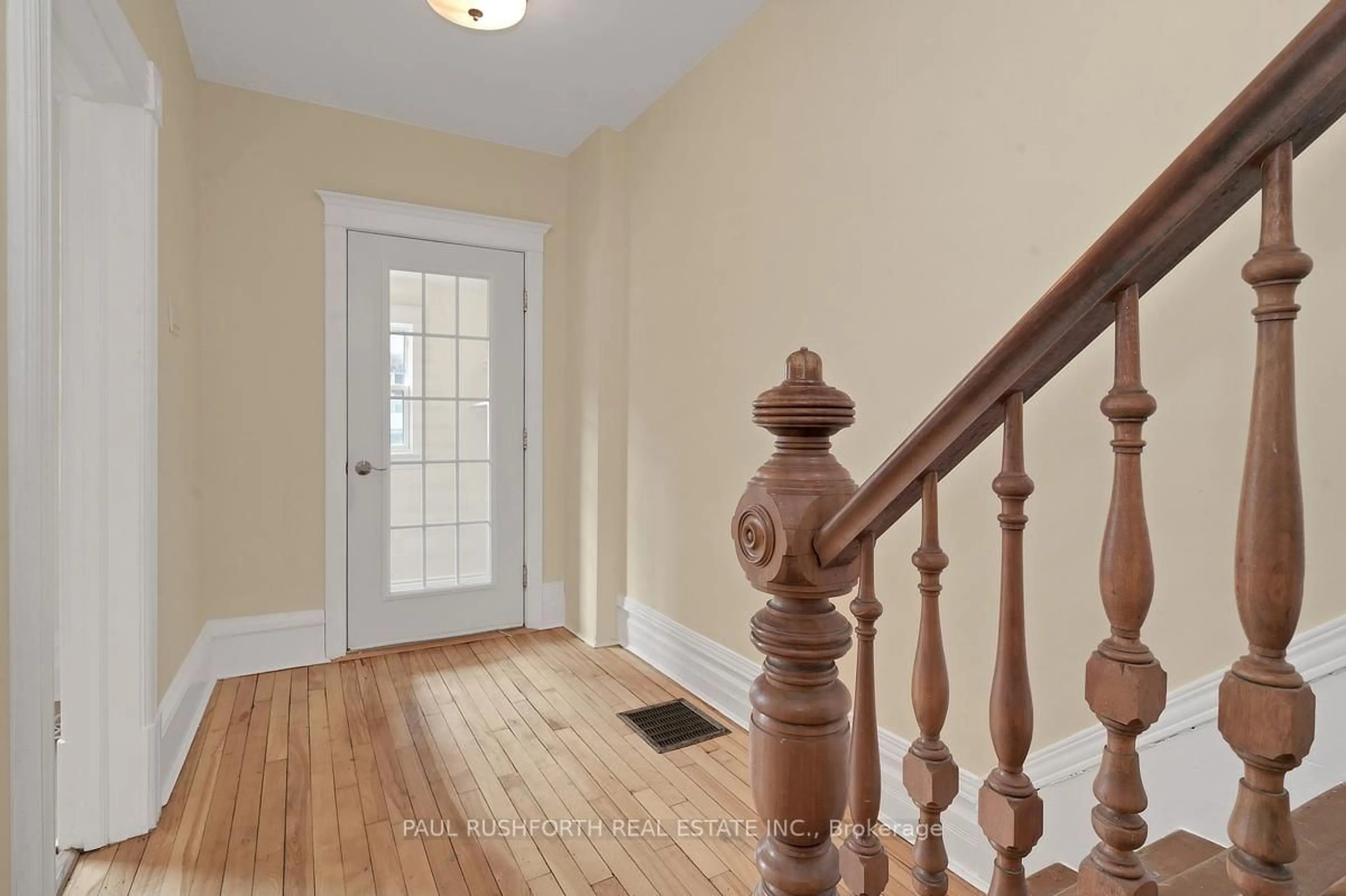 Indoor entryway for 481 Cambridge St, Ottawa Ontario K1S 4H6